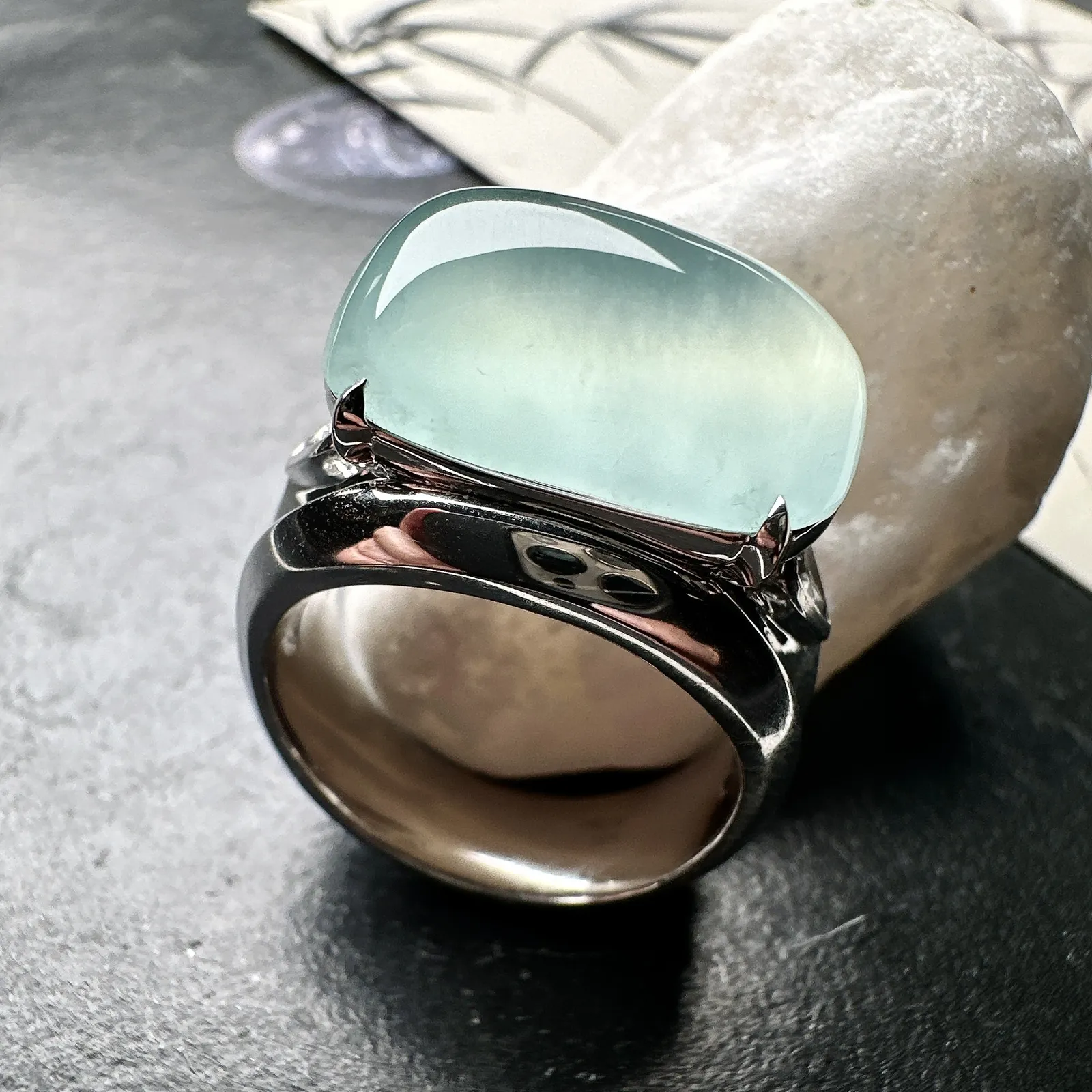 【冰种天空蓝随形戒指】种地上乘，冰感十足，通透起光，饱满圆润，18k金钻镶嵌，裸石尺寸13.7*12.1*8.5毫米。