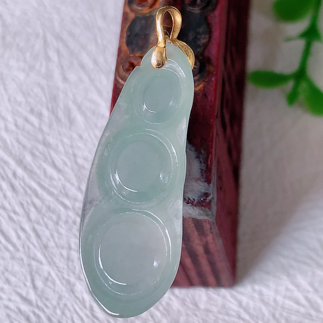 18K金镶嵌冰种翡翠四季豆吊坠，平安豆福豆玉坠，冰润通透，豆粒饱满，寓意：豆蔻年华！#12.18整体36裸石尺寸31.5*12*6.2