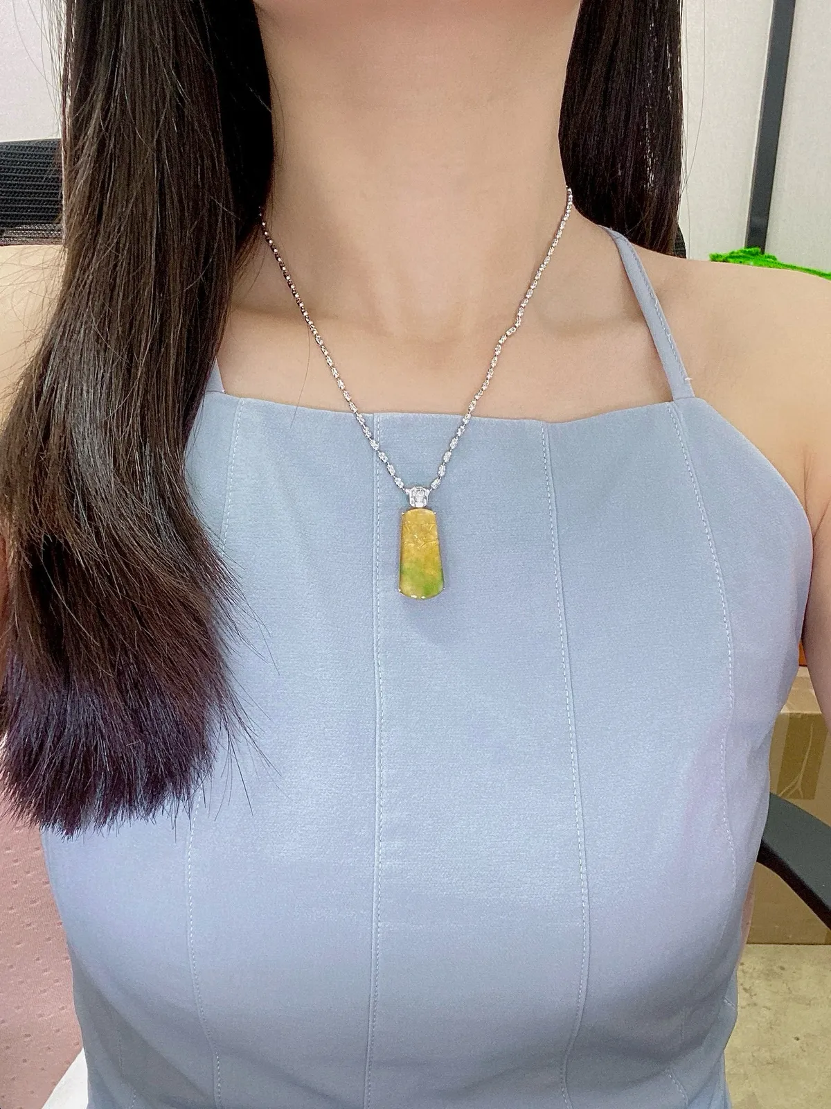 【冰种黄加绿仿古龙牌吊坠】质地细腻，冰润透亮，光泽出众，冰感十足，18k金钻镶嵌，裸石尺寸27*13.3*3.2毫米