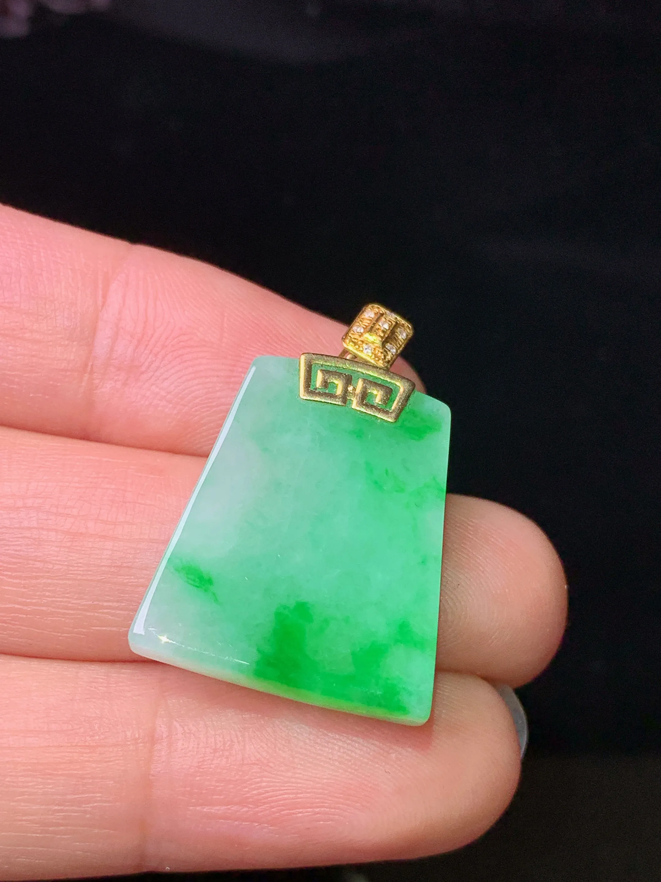 18k金钻镶嵌翠绿无事牌吊坠 玉质细腻 色泽清新艳丽 整体尺寸27.6*18.5*4.2