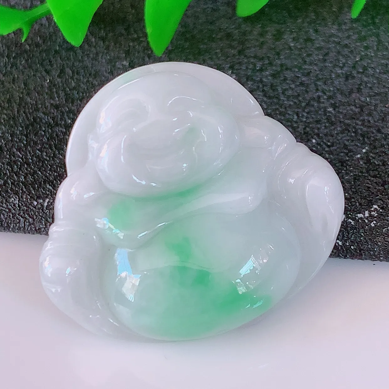 自然光实拍，冰润飘绿翡翠佛公吊坠，开心笑佛，种老水足，颜色漂亮，立体饱满圆润， 佩戴效果赞#57.1
