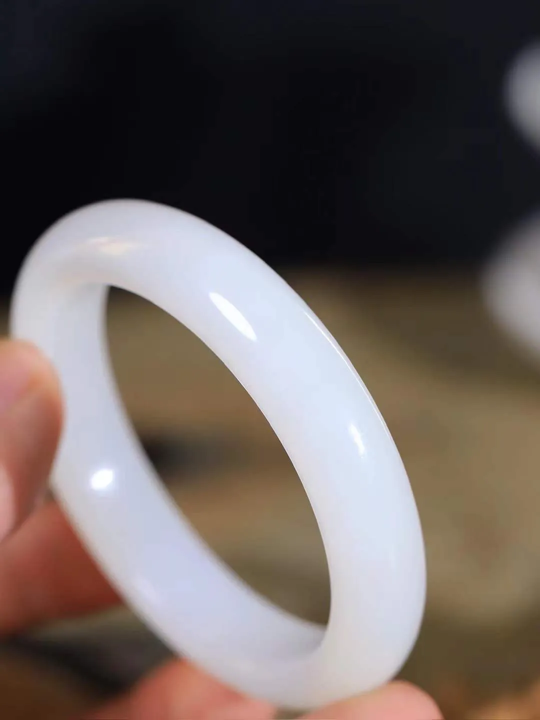 【一见钟情·手镯】

精品和田玉白玉手镯。镯型饱满，温润细腻，脂润沁香。️执一卷书，沏一盏茶，着一袭裙，戴一只镯。淡淡浅笺，素心若兰，静赏玉中诗画。悠悠岁月，芊手轻摘，盛满诗样芳华。重50.5克   内径圈口53mm 尺寸12.4-8.8mm  FDA-111251933