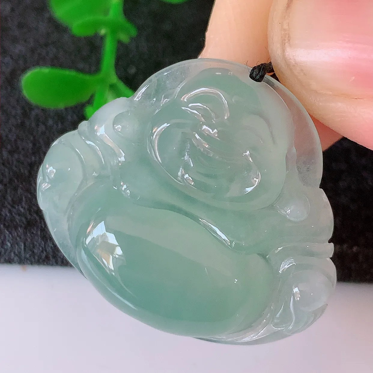 自然光实拍，冰种翡翠佛公吊坠，水灵起胶，翠色迷人，佛公在心中，一生平安，饱满圆润，开怀大笑佛公，配戴灵气十足！#57.18