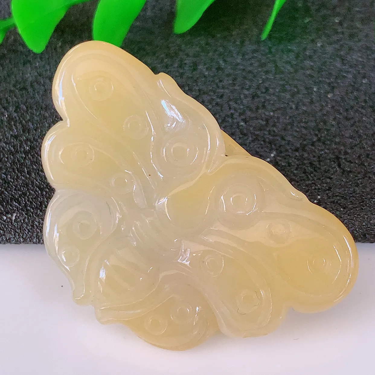 自然光实拍，冰润黄翡蝴蝶翡翠吊坠，种老水足，雕工精湛 ，寓意美好， 佩戴时尚出众！#57.16