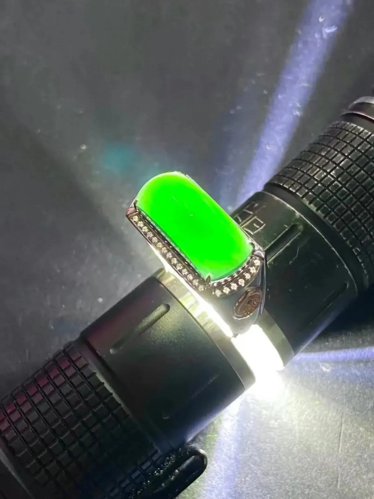 墨翠：【马鞍戒指】18K金+南非钻镶嵌，细腻干净，黑度极黑，性价比高·做工精致，打灯透绿 裸石尺寸：