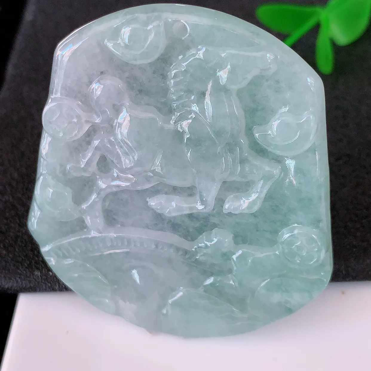 自然光实拍，冰种飘花翡翠生肖马牌吊坠，种老水足，雕工精湛 ，寓意美好， 佩戴时尚出众！#57.16