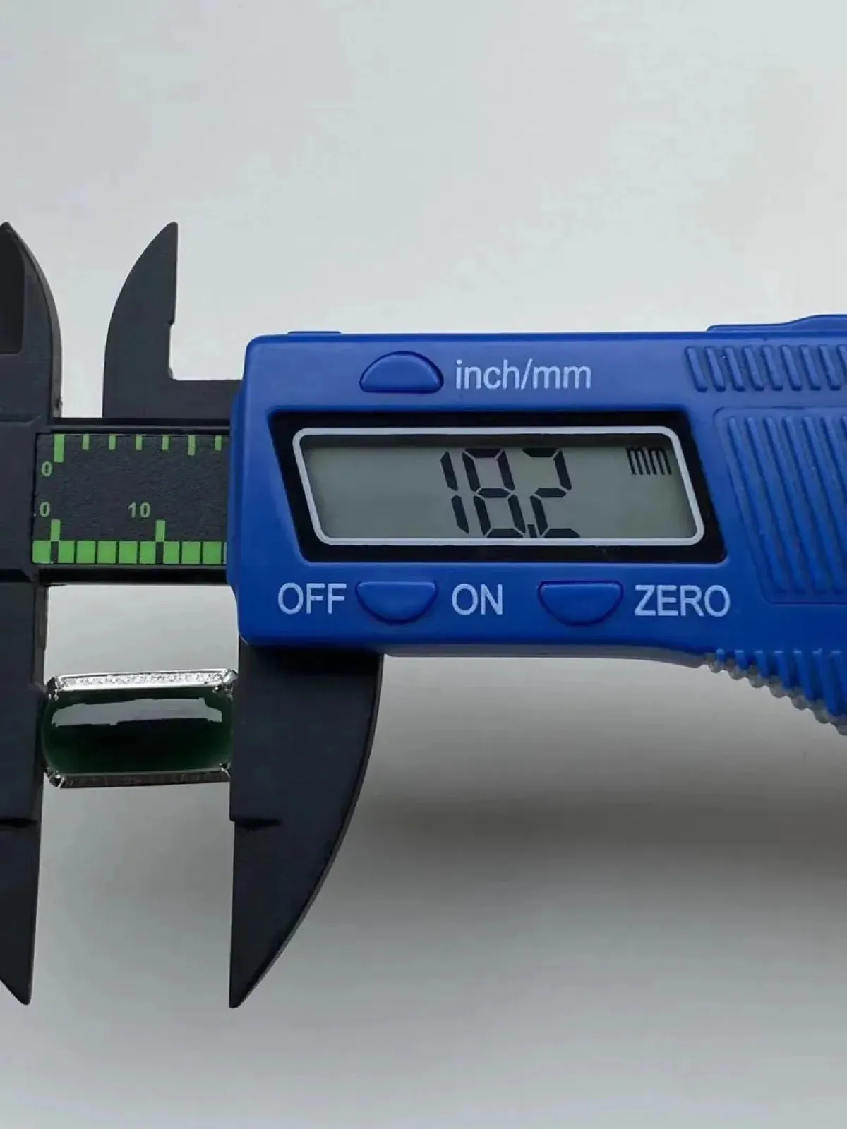 墨翠：【马鞍戒指】18K金+南非钻镶嵌，细腻干净，黑度极黑，性价比高·做工精致，打灯透绿 裸石尺寸：18.2*8.0*