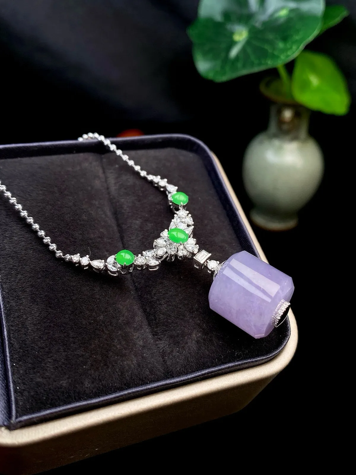 【冰种紫罗兰路路通锁骨链】种地上乘，冰感十足，通透起光，饱满圆润，18k金钻镶嵌，裸石尺寸12*12.7毫米。