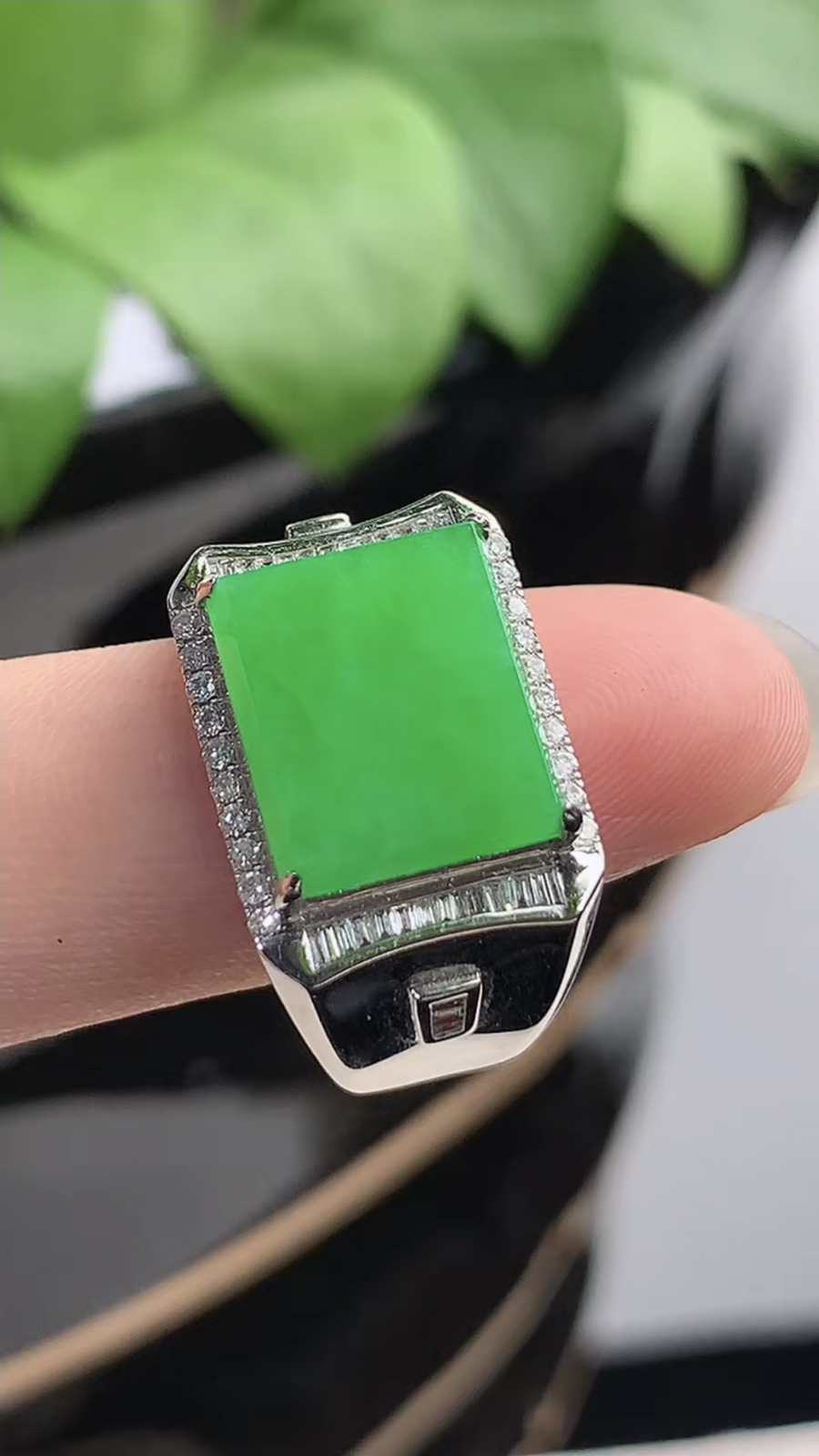 a货翡翠冰种18K金伴钻镶嵌阳绿马鞍戒指 圈19.2裸石尺寸12×10.4mm 重量7.66g 1216