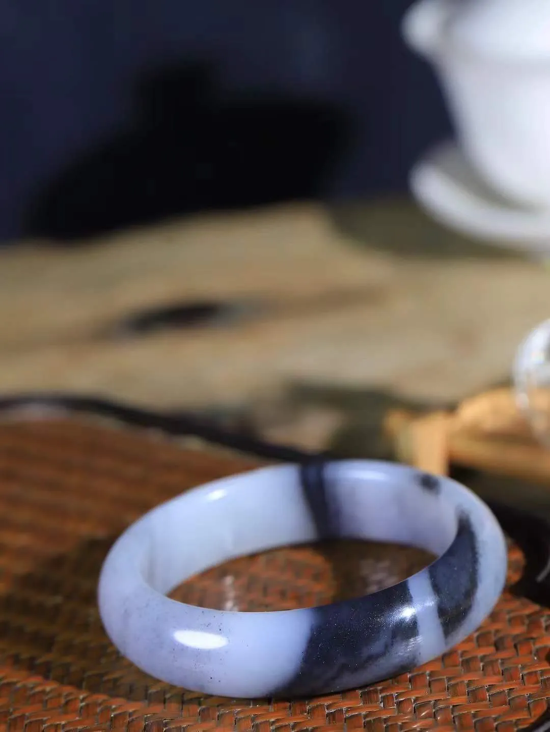 （蕙质兰心.手镯）

收藏传家级臻品新疆和田青花籽料兰花手镯 质地莹润细腻 色泽油润 干净水灵