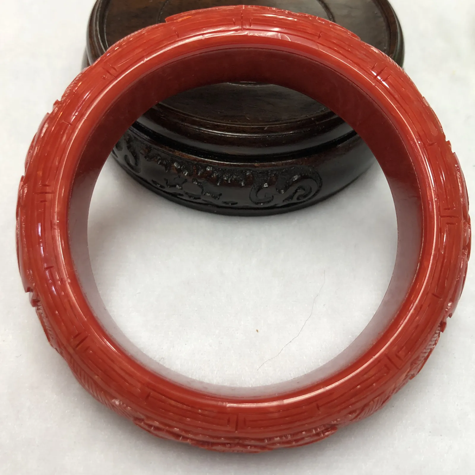 【橘红珊瑚花开手镯】经典老款，深雕花开富贵，精选意大利沙丁大料，釆用台湾先进拼接技术，不是粉压制造！上手效果霸气，圈口内径61mm,宽20.5mm,厚11.6mm!重量70.32克！寓意守着富贵人生，美好的幸福生活！