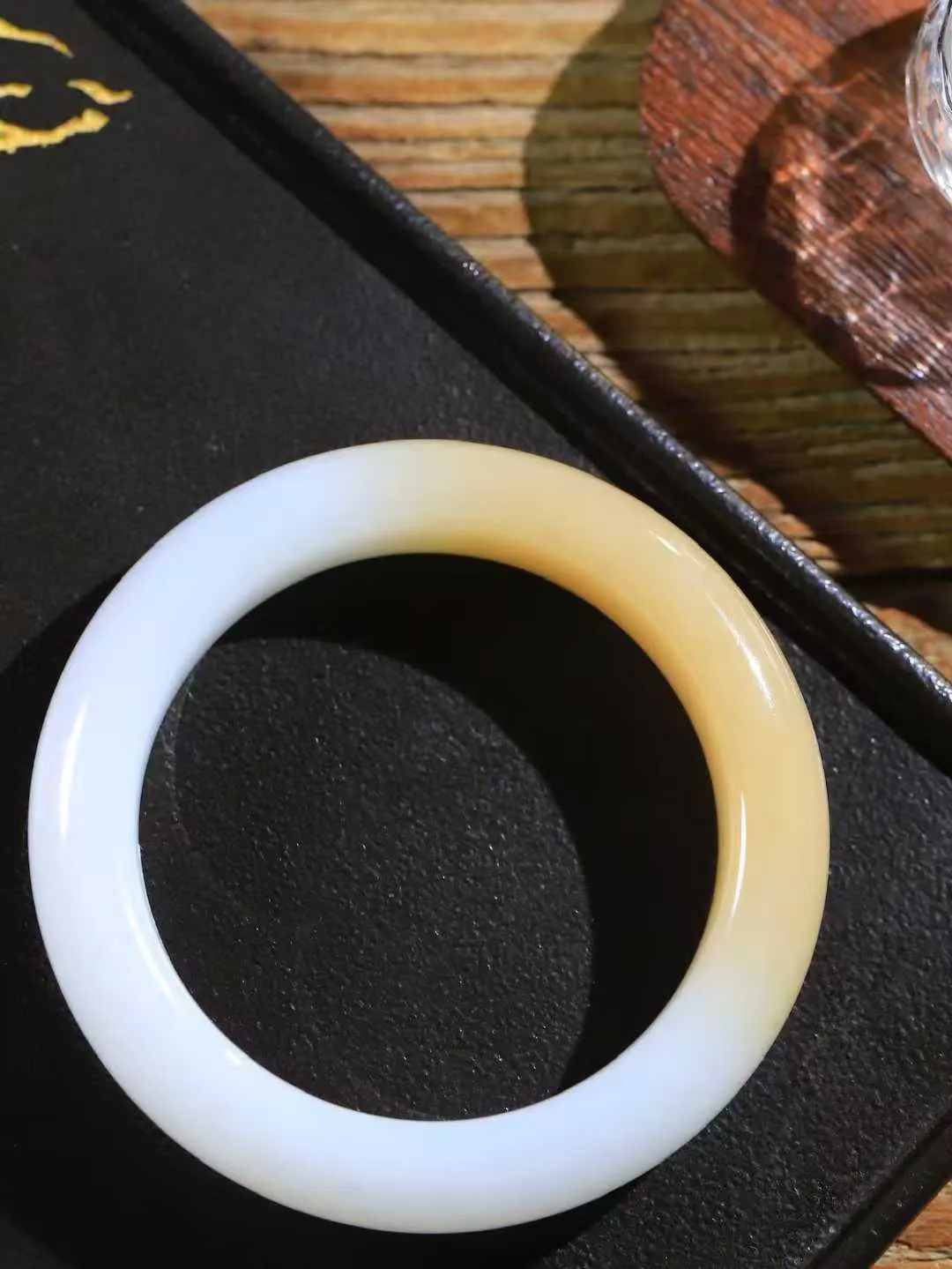 【柔情素语·手镯】

精品和田玉糖白玉手镯，玉质细腻温润，手感舒适，️线条流畅，简约大气，美自天成，佩戴于腕间，婉约之美，举手投足间透出那份低调奢华，醉人心扉。重96.7克 内径圈口60.5mm  尺寸15.6-11.2mm   FDA-551241900