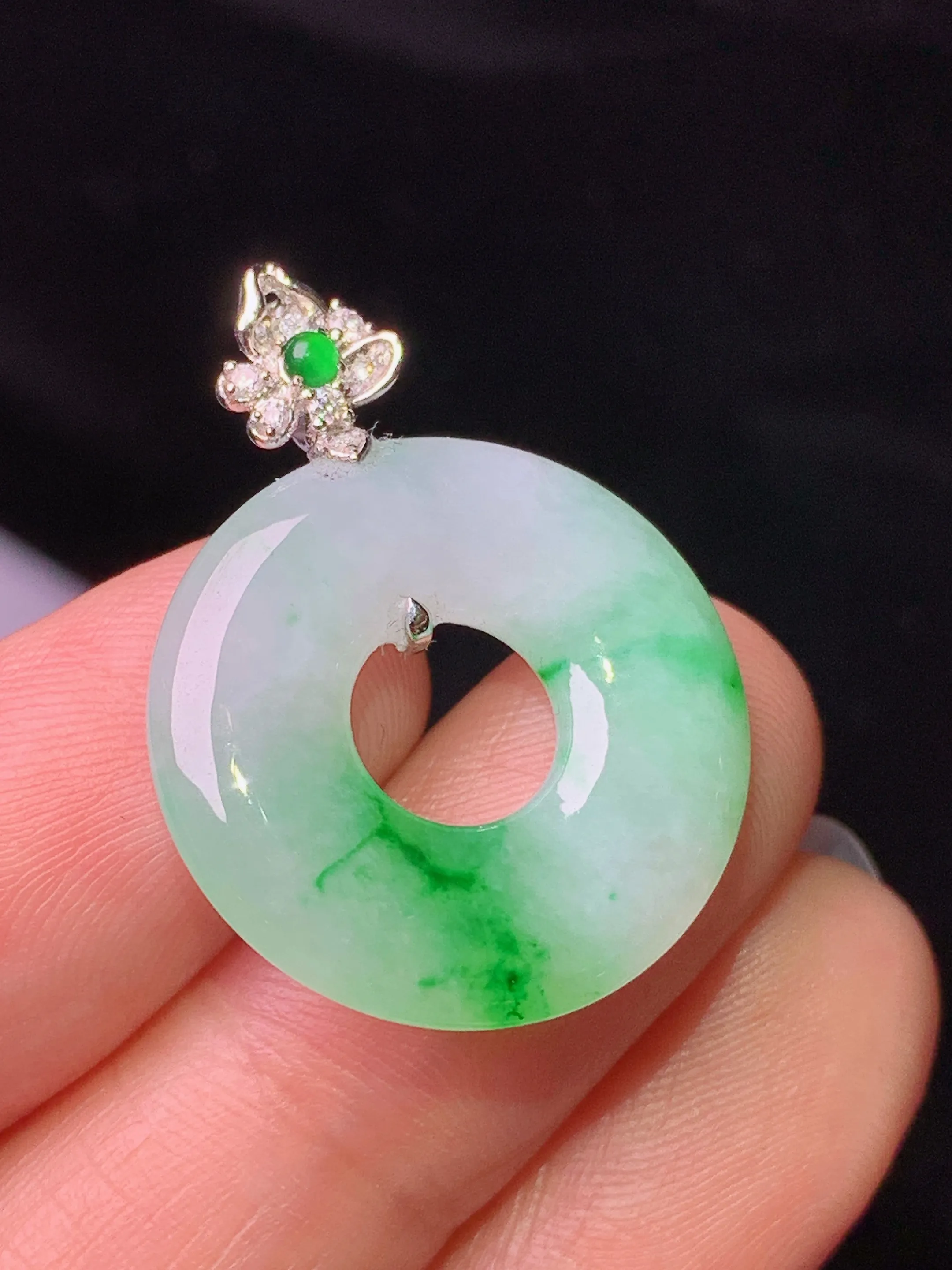 18k金钻镶嵌飘绿平安环吊坠 玉质细腻 色泽清新艳丽 整体尺寸28.2*21.2*4.2