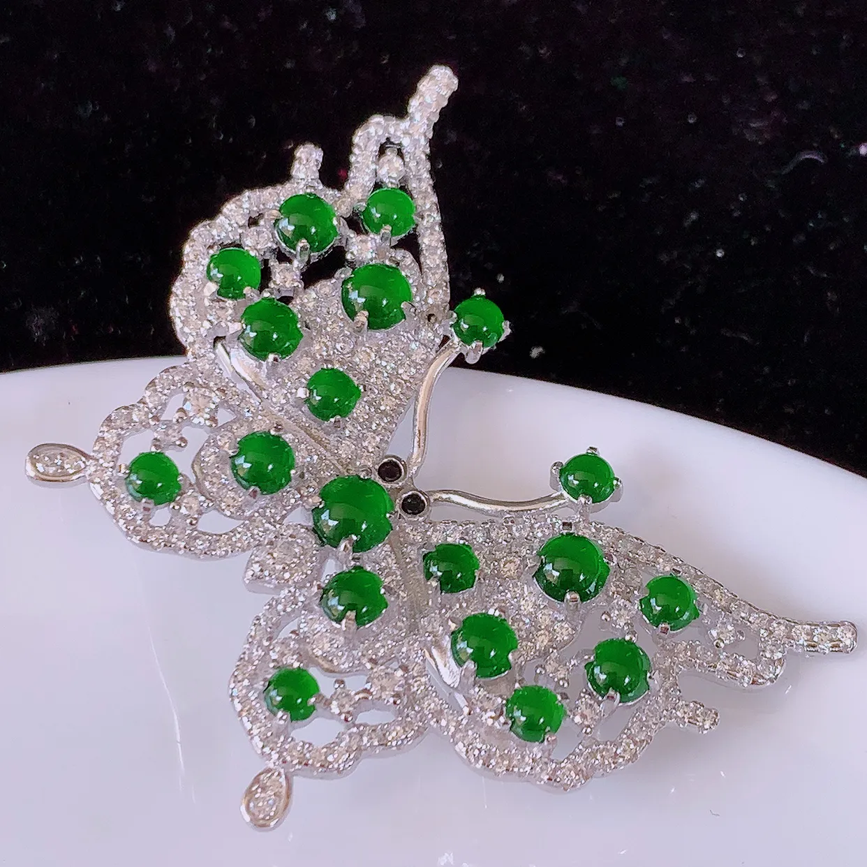 冰透满绿翡翠925银镶嵌蝴蝶胸针，自然光实拍，翠色灵动，颜色漂亮，种老水足，品相佳，佩戴佳品！#97.18整体41*33*9.5裸石3.5*3.5