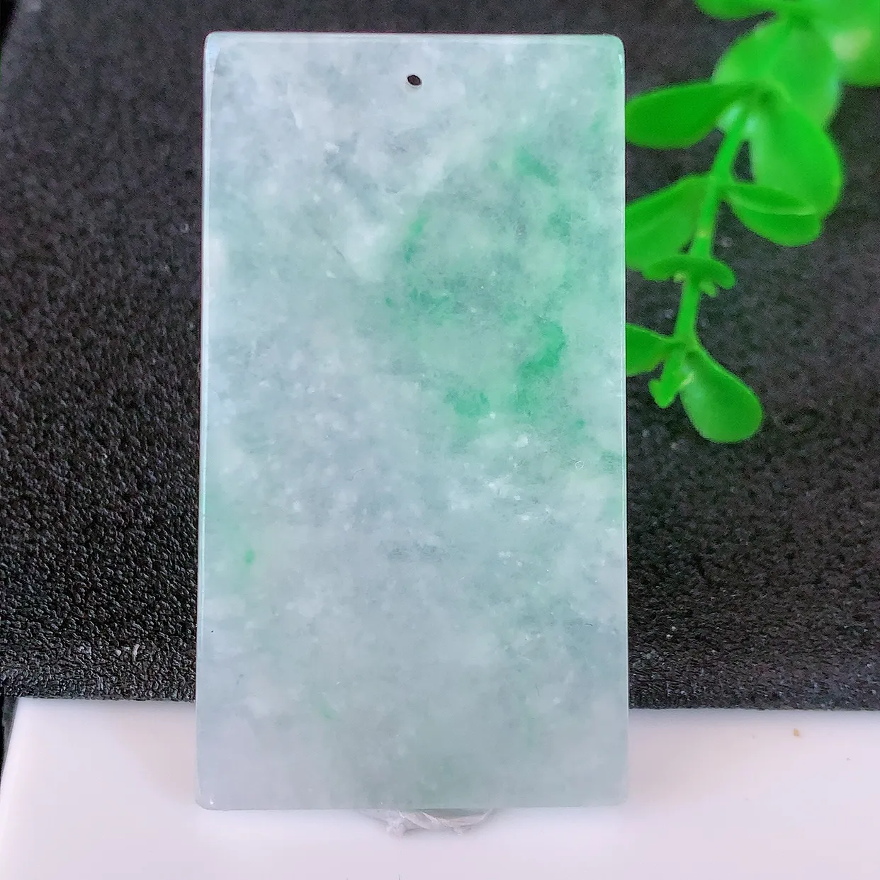 自然光实拍，冰种飘绿翡翠平安无事牌吊坠，平平安安，无事牌翠色灵动， 佩戴平安时尚！#57.16