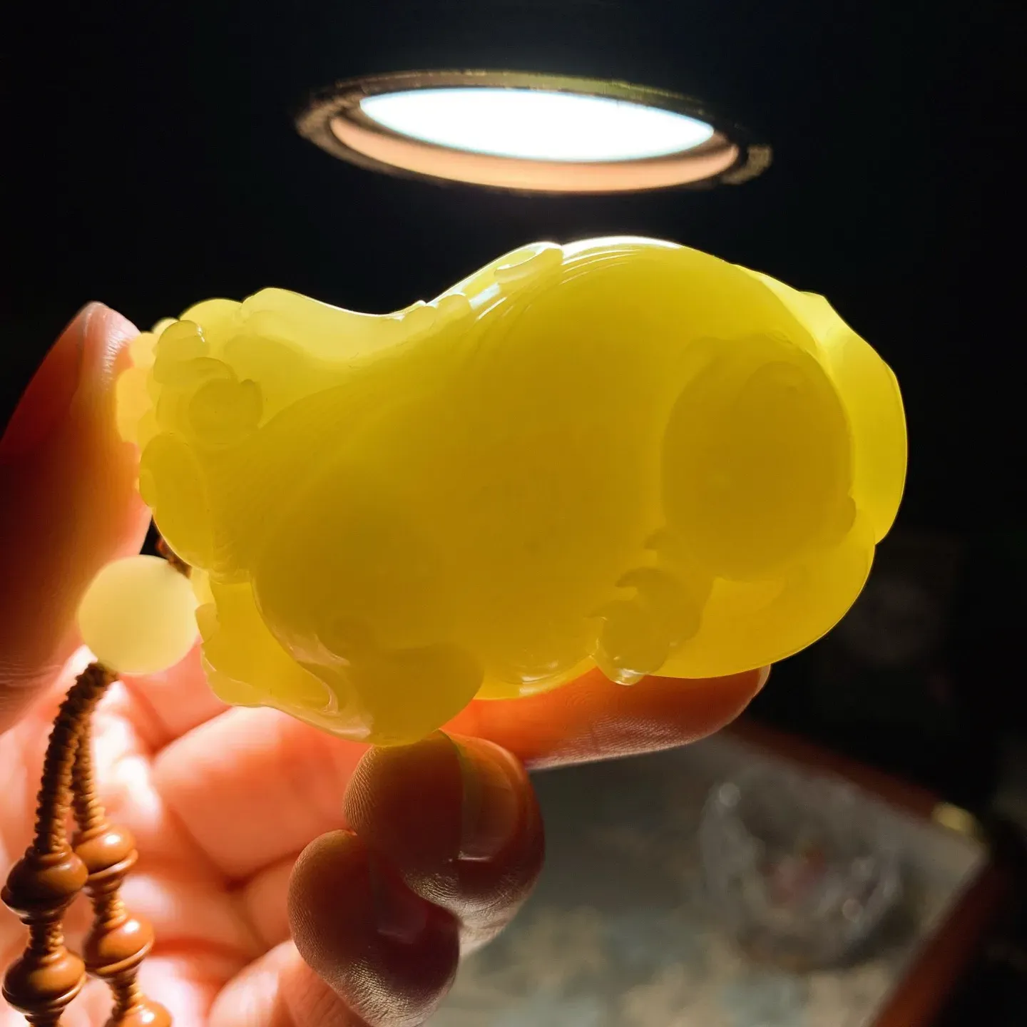 收藏级！新疆和田玉若羌黄口料招财进宝貔貅把件 鸡油黄 尺寸60/39/38重142克。玉质细腻油润。手推出油。品相大气。lt251220