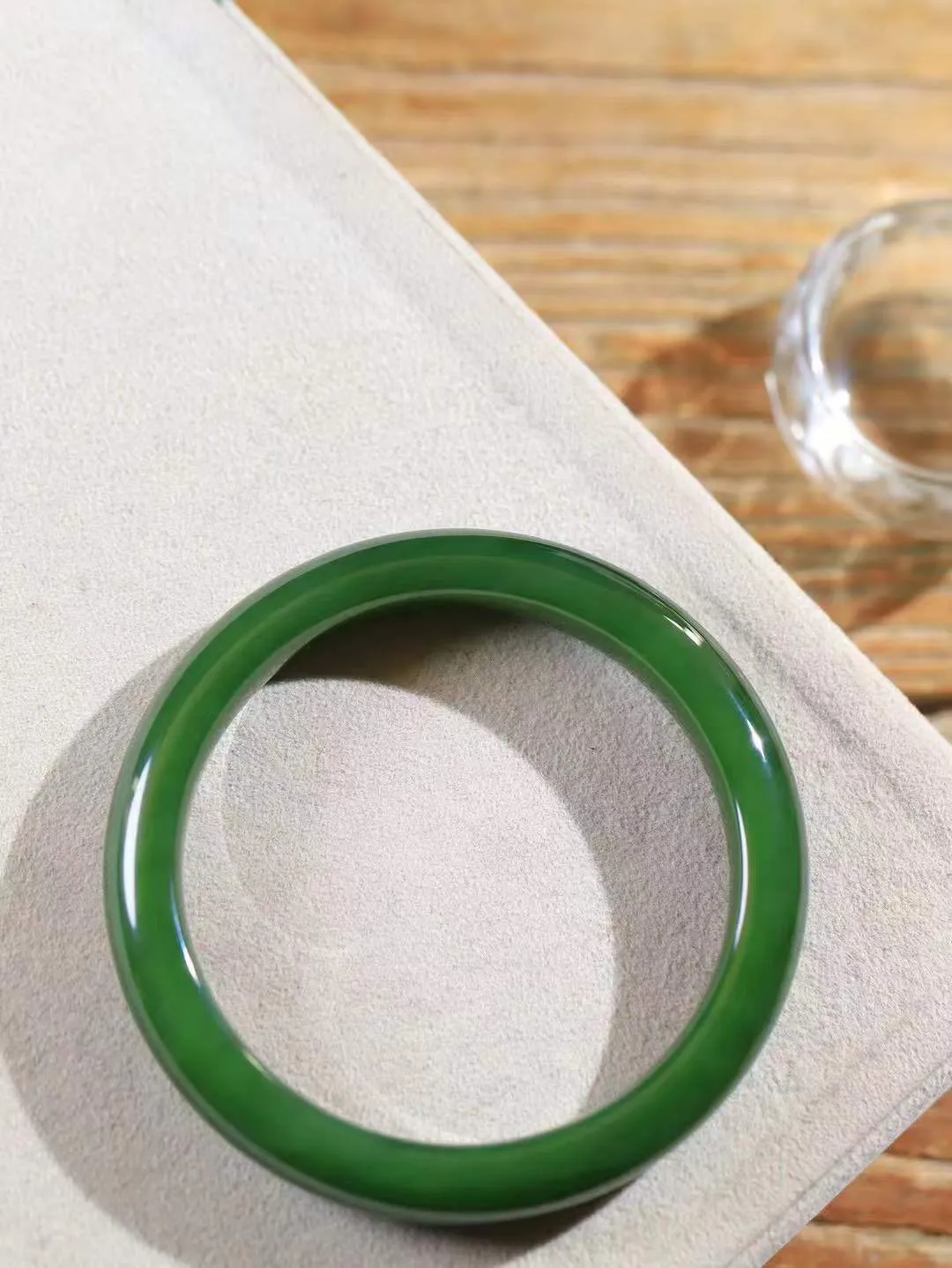 【碧色荡漾·手镯】

精品️和田玉碧玉手镯，玉质细腻温润，手感舒适，️线条流畅，简约大气，美自天成，佩戴于腕间，婉约之美，举手投足间透出那份低调奢华，醉人心扉。重44.58克 内径圈口57.4mm尺寸10.3-8.5mm FDL-771201032