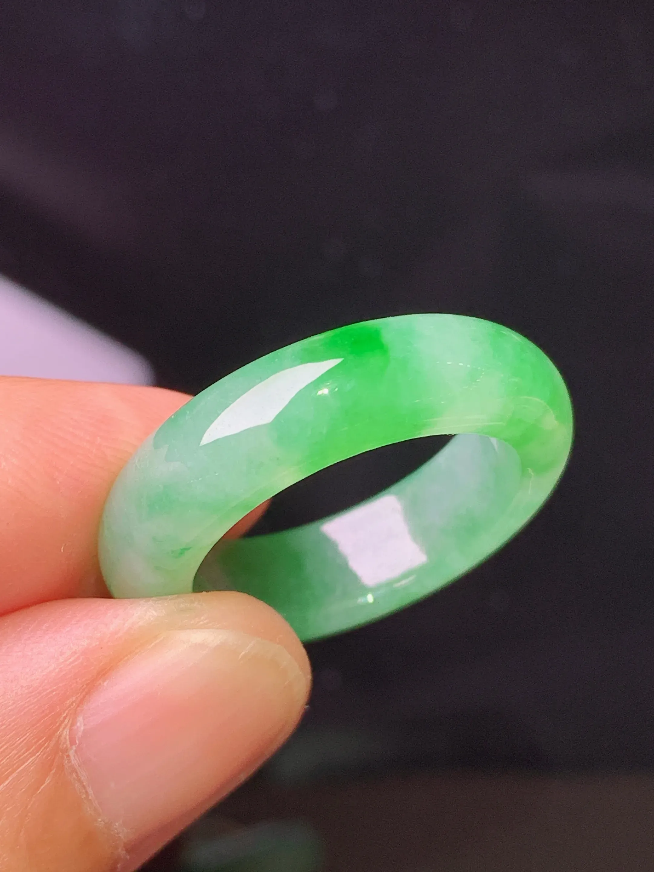 翠绿指环  玉质细腻 色泽清新艳丽 圈口15.5 整体尺寸25.3*6*4