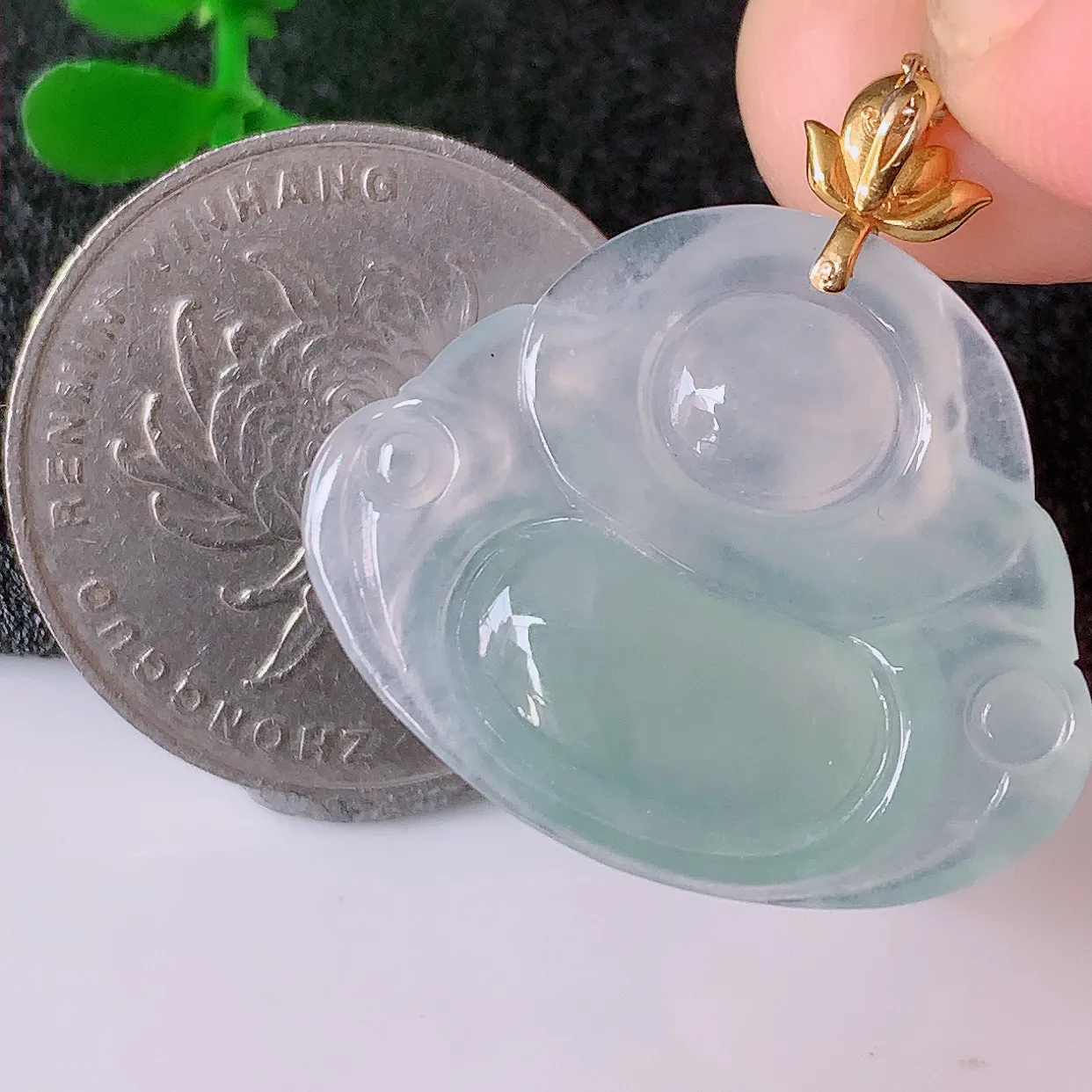 自然光实拍，18K金镶嵌冰种翡翠佛公吊坠，冰透饱满， 佛公亦保平安，寓意有福（佛公）相伴，品相佳，配戴优雅迷人！#1.18整体27.8裸石27*22*5.5