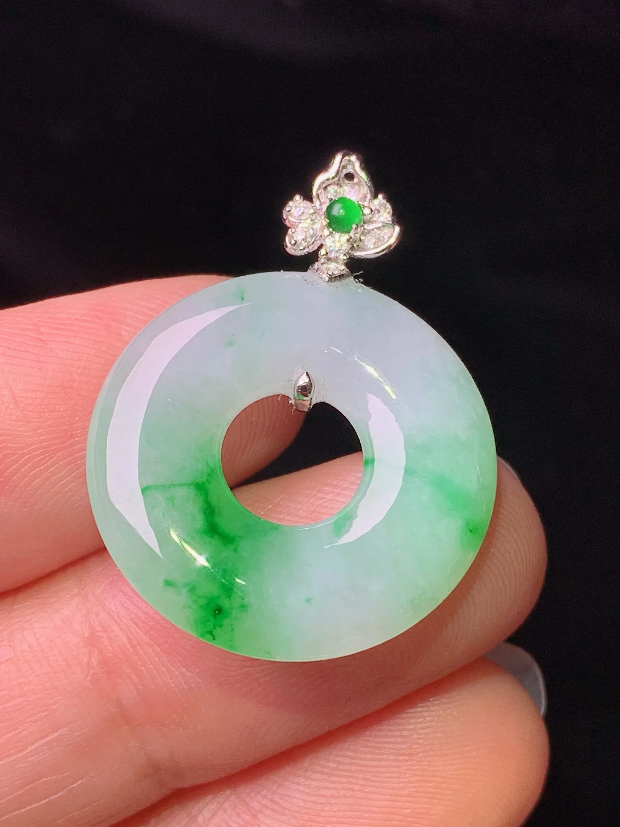 18k金钻镶嵌飘绿平安环吊坠 玉质细腻 色泽清新艳丽 整体尺寸28.2*21.2*4.2