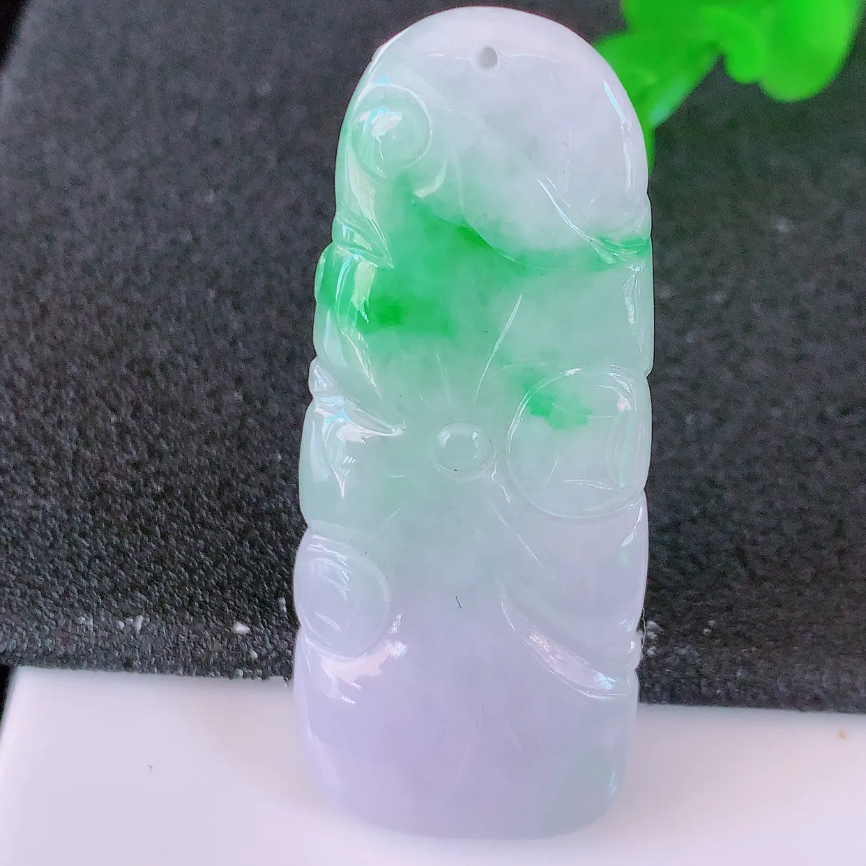 自然光实拍，冰润飘绿翡翠荷叶鱼、和和美美玉坠，财源广进，自然隐逸、 荷本是素不着尘之物，有和美之寓意。#46.16