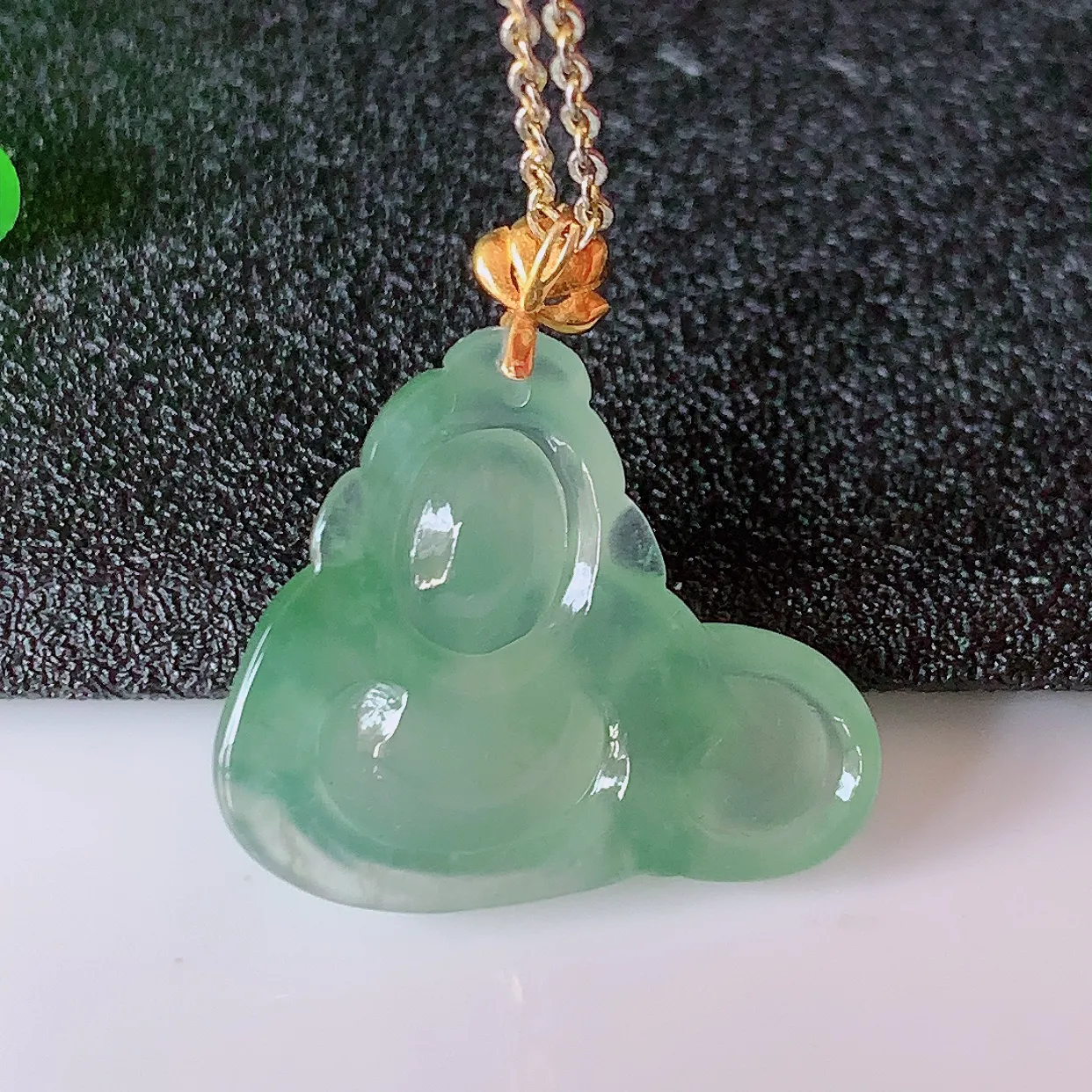 自然光实拍，18K金镶嵌冰种翡翠招财财神爷吊坠，财神到你家里来，年年月月发大财，形态极为讨喜，佩戴效果招财迷人#1.18整体23裸石22*18*5.2