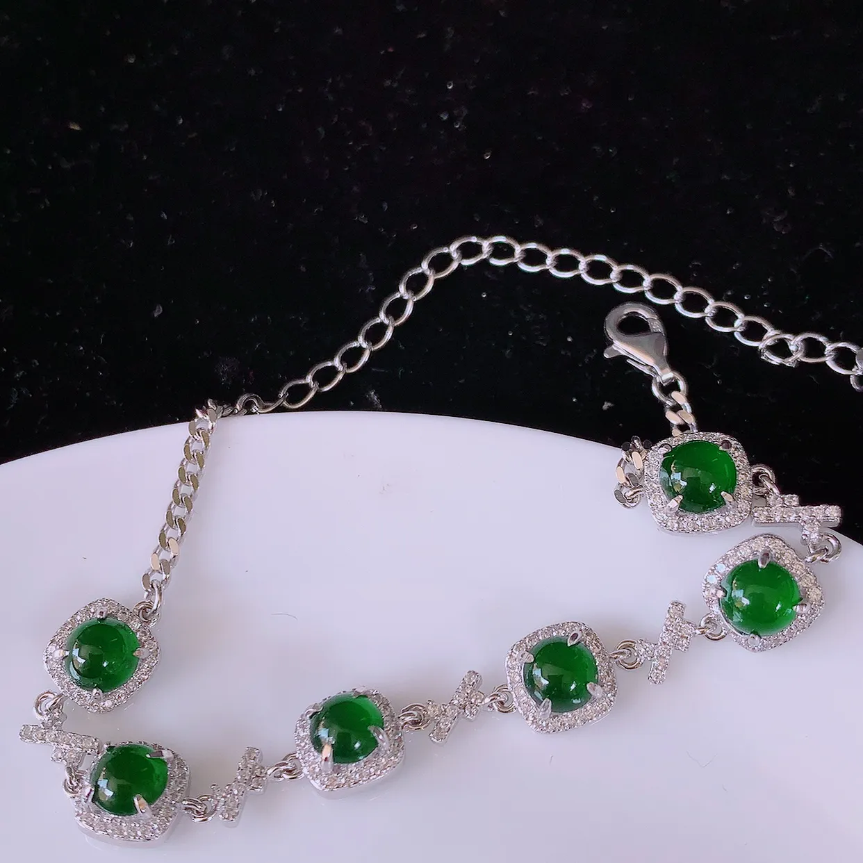 冰透满绿翡翠925银镶嵌手链，自然光实拍，翠色灵动，颜色漂亮，种老水足，品相佳，佩戴佳品！#97.1