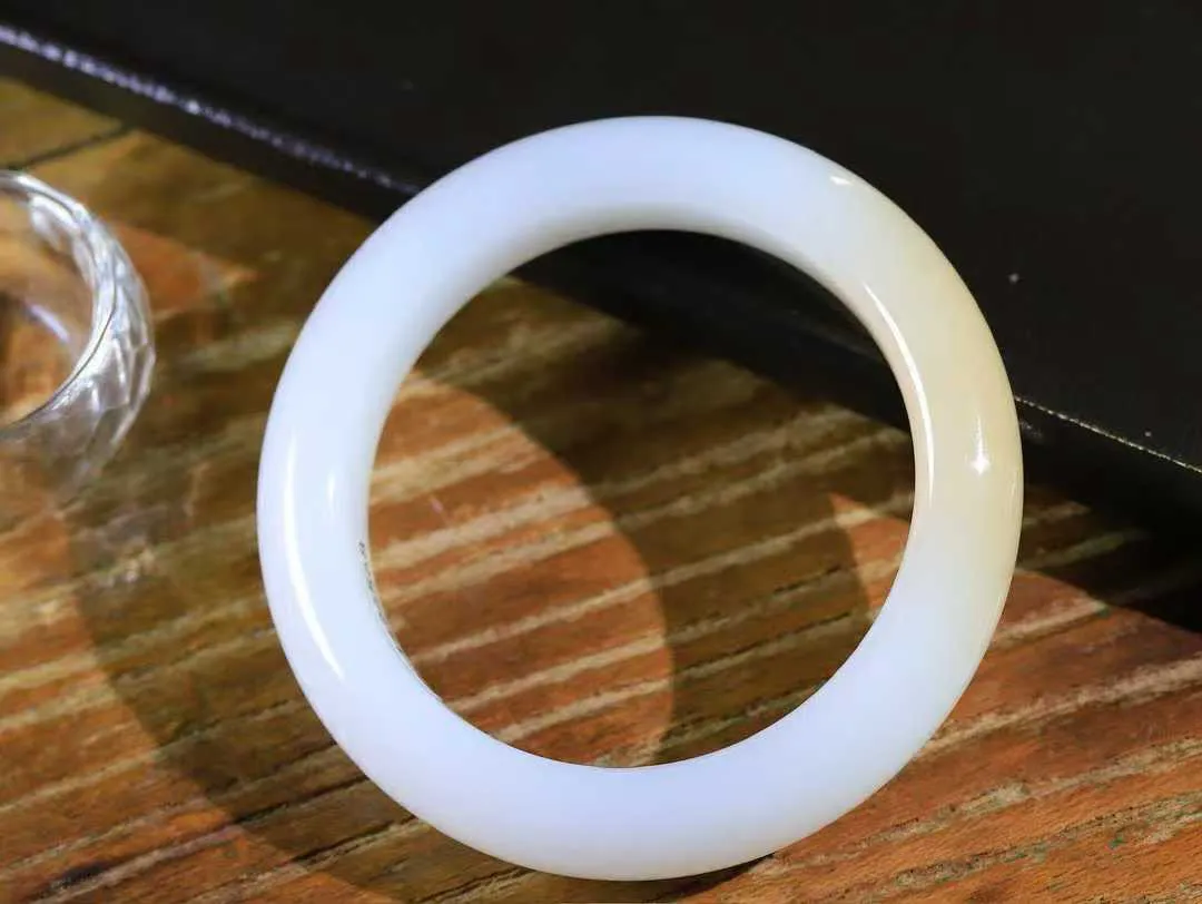 （温柔雅致.手镯）

精品️和田玉糖白玉手镯。镯型饱满，温润细腻，脂润沁香。️执一卷书，沏一