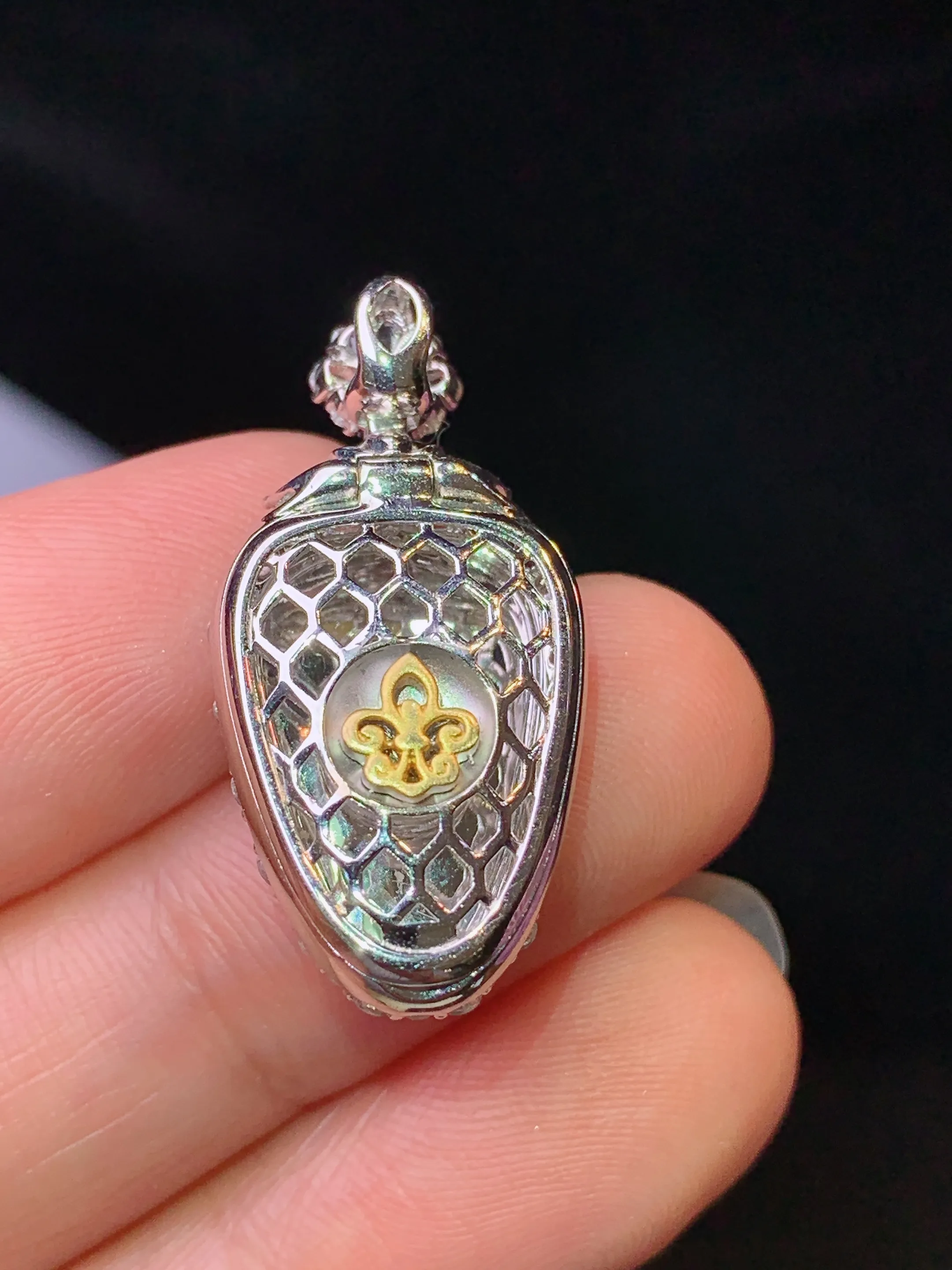 18k金钻白蓝宝镶嵌满绿树叶吊坠 玉质细腻 色泽清新艳丽 整体尺寸28*13.8*7.5