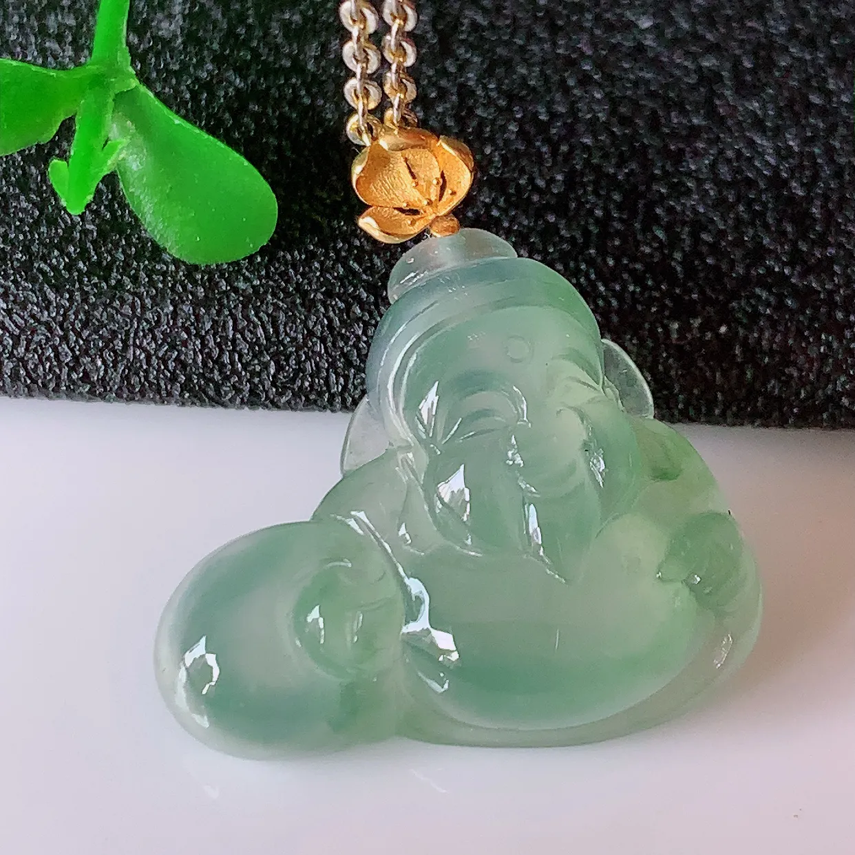 自然光实拍，18K金镶嵌冰种翡翠招财财神爷吊坠，财神到你家里来，年年月月发大财，形态极为讨喜，佩戴效果招财迷人#1.18整体23裸石22*18*5.2