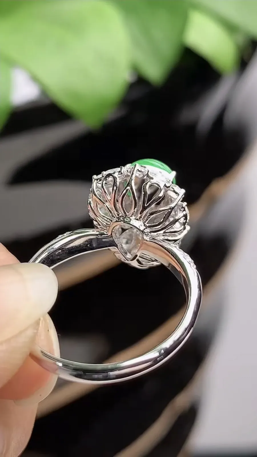 a货翡翠冰种18K金伴钻镶嵌阳绿葫芦戒指 圈口17.5裸石尺寸8.6×6mm 重量3.12g 1217