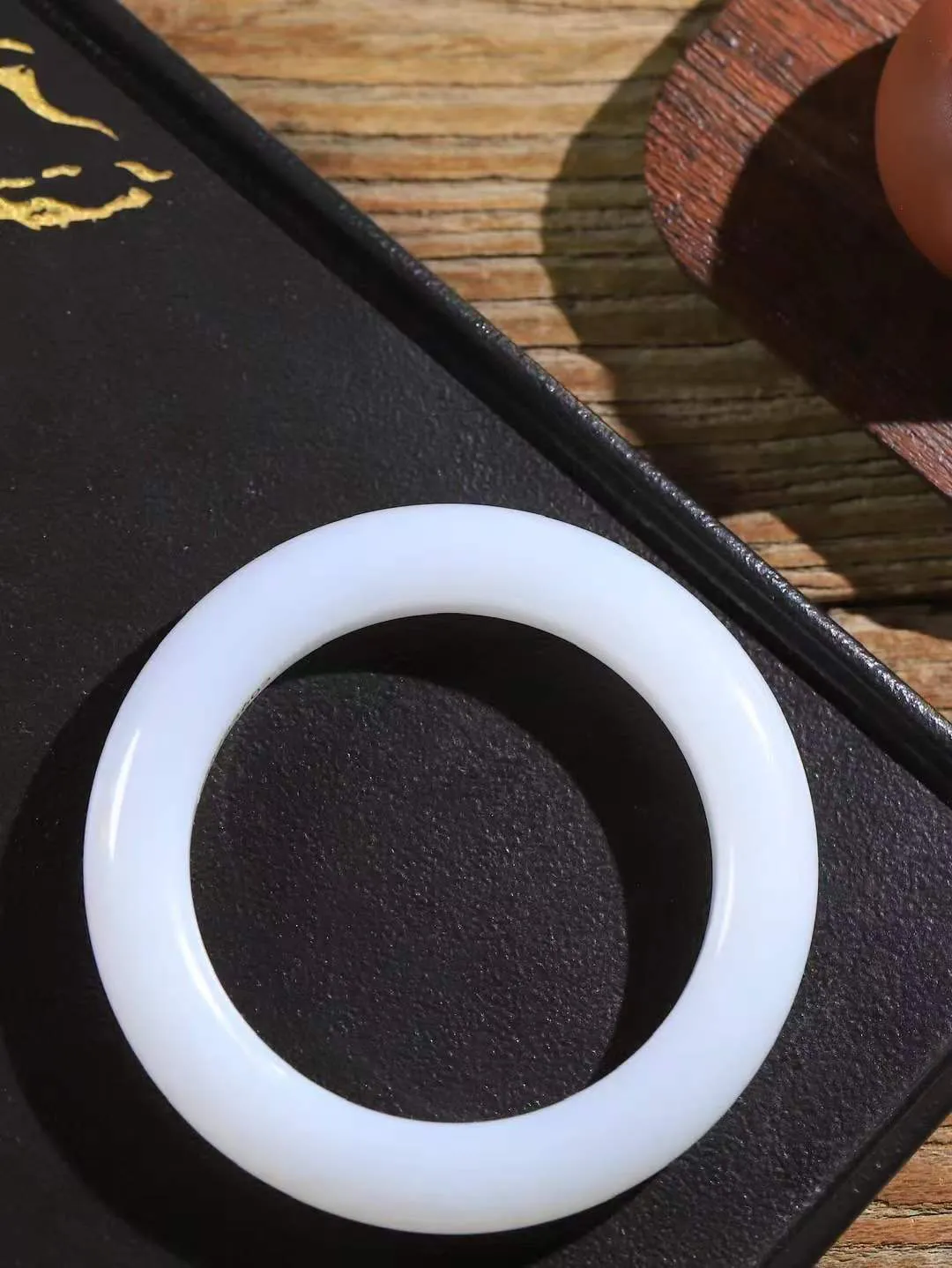 【婉约佳人.手镯】

收藏级臻品️和田玉白玉手镯 玉质温润细腻 油性十足 手感舒适，高华雅逸，线条流畅，简约大气，美自天成，素雅高贵。佩戴于腕间，婉约之美，举手投足间透出那份低调奢华。重85.2克 内径60.5mm  尺寸12.5-12.2mm   FDA-781201933