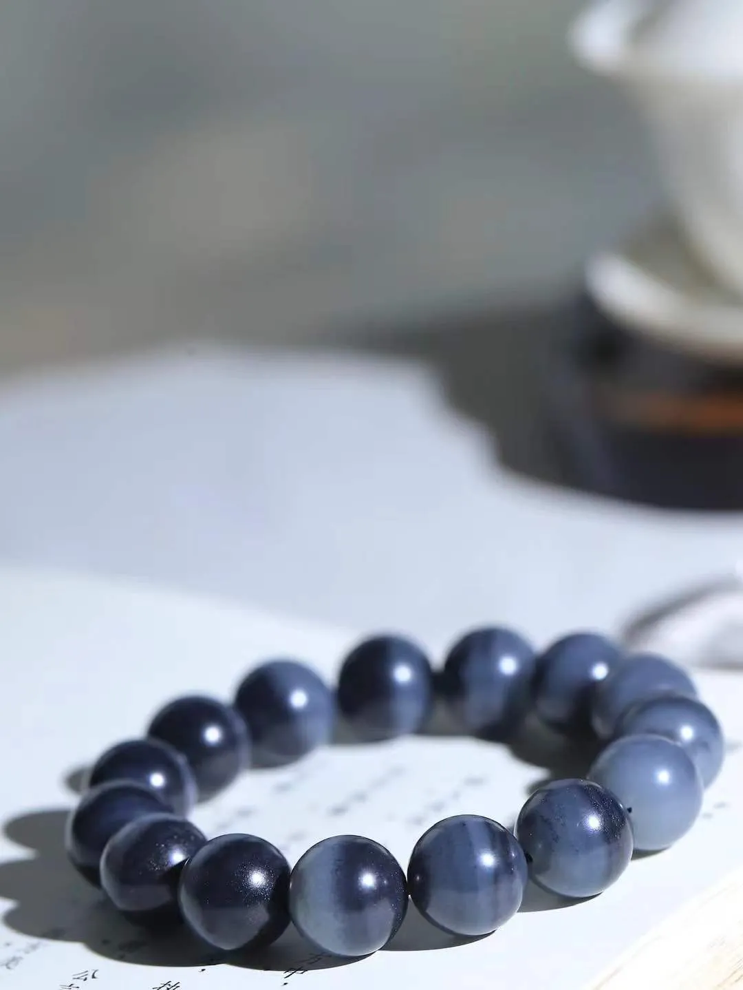 【籽.珠圆玉润.手串】

新疆和田青花籽料珠圆玉润手串 玉质温润细腻  整串打磨圆润，佩戴舒适。珠珠落玉盘，间关莺语花底滑，一生美好时光，无论身在何处，都有它相伴相守。事事顺遂，幸福美满，吉祥如意。重63克 尺寸取一14mm  FDA-221202033