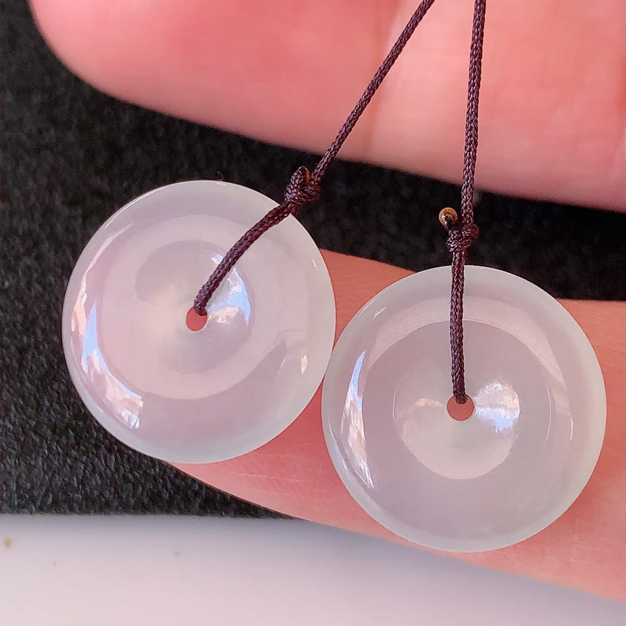 自然光实拍，冰种翡翠一对平安扣耳坠，翠色灵动，玉质细腻，颜色漂亮，品相佳，佩戴 佳品！配银线 #49.16