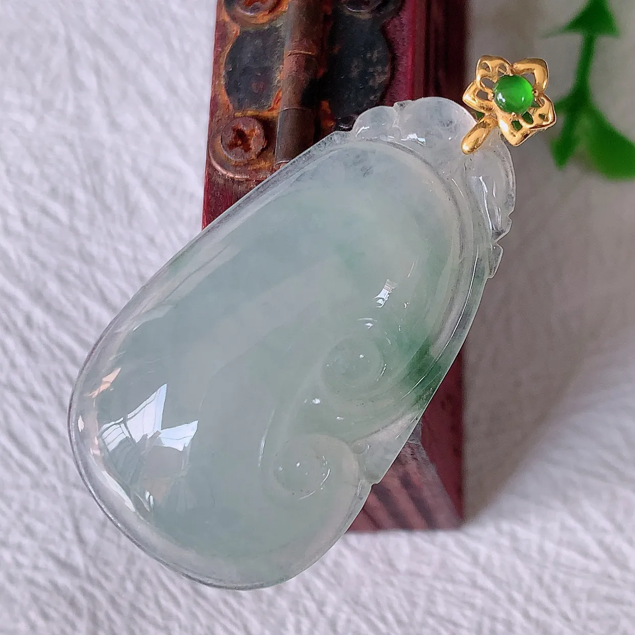 18K金镶嵌冰种飘花翡翠如意吊坠，简单的镶嵌设计、让玉坠百搭又精致，寓意着吉祥，事事如意！#12.18