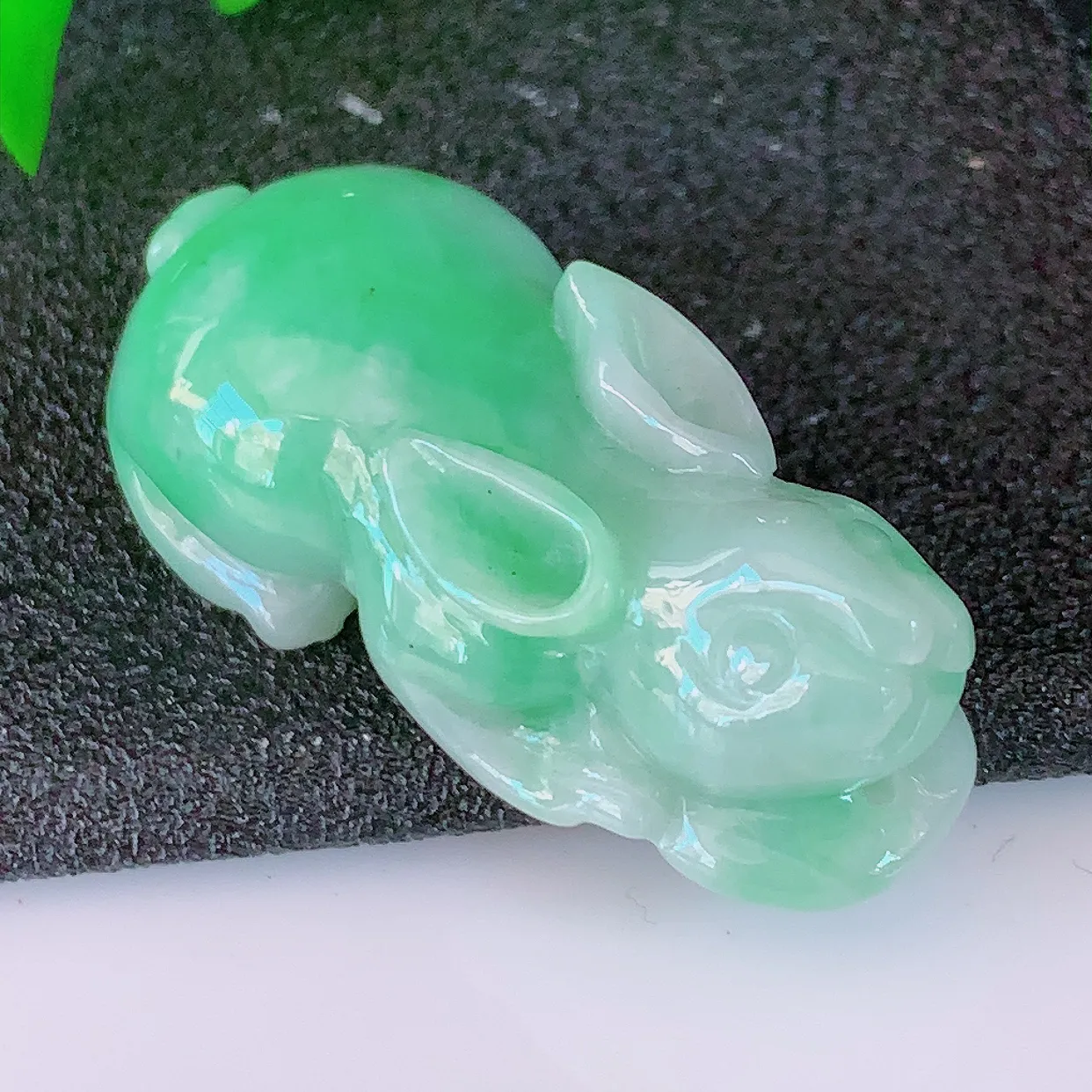 自然光实拍，冰润飘绿翡翠生肖玉兔吊坠，种老水足，雕工精湛 ，寓意美好， 佩戴时尚出众！#87.16