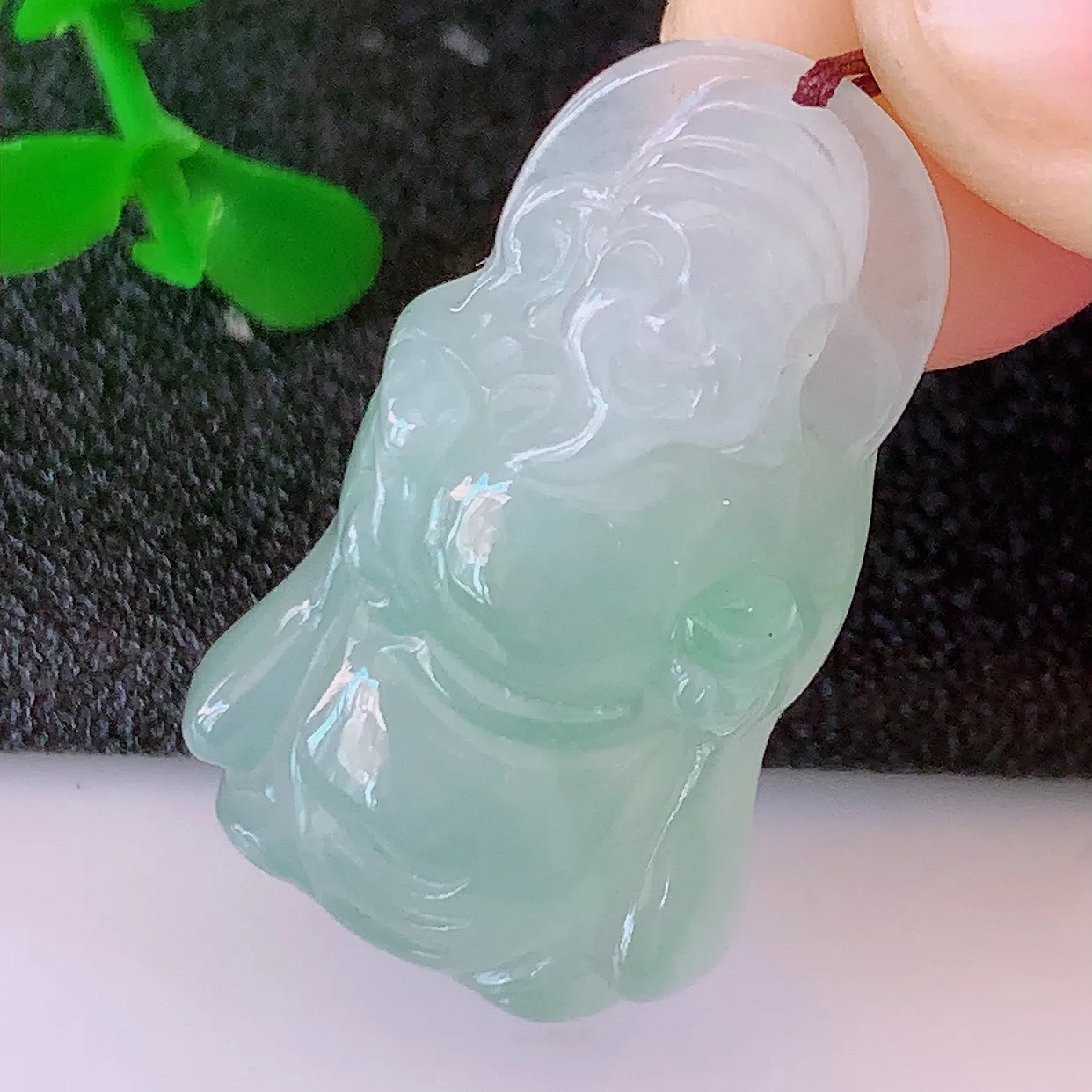 自然光实拍，冰飘绿翡翠招财财神爷吊坠，财神到你家里来，年年月月发大财，形态极为讨喜， 佩戴效果招财迷人#57.16