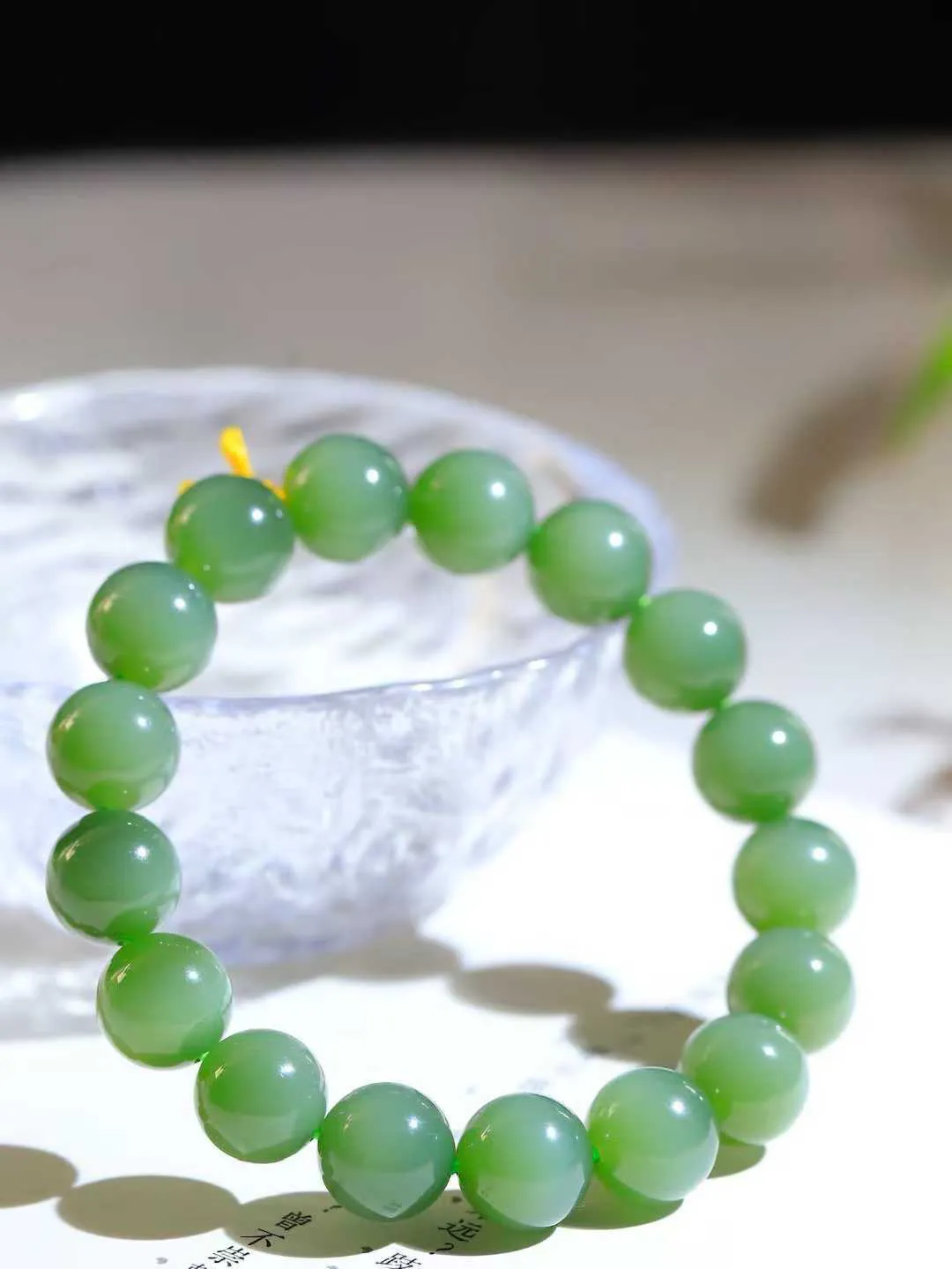【珠圆玉润.手串】

收藏级和田玉碧玉猫眼珠圆玉润手串 玉质温润细腻  整串打磨圆润，佩戴舒适。珠珠落玉盘，间关莺语花底滑，一生美好时光，无论身在何处，都有它相伴相守。事事顺遂，幸福美满，吉祥如意。重47克 尺寸取一12mm  FDA-221251933
