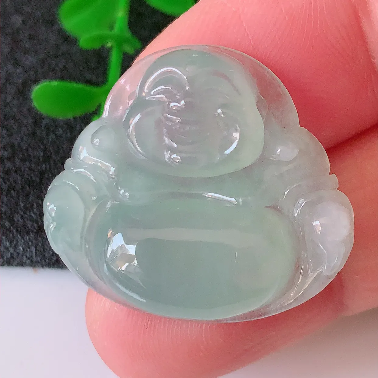 自然光实拍，冰种翡翠佛公吊坠，饱满， 佛公亦保平安，寓意有福（佛公）相伴，品相佳，配戴优雅迷人！#57.18