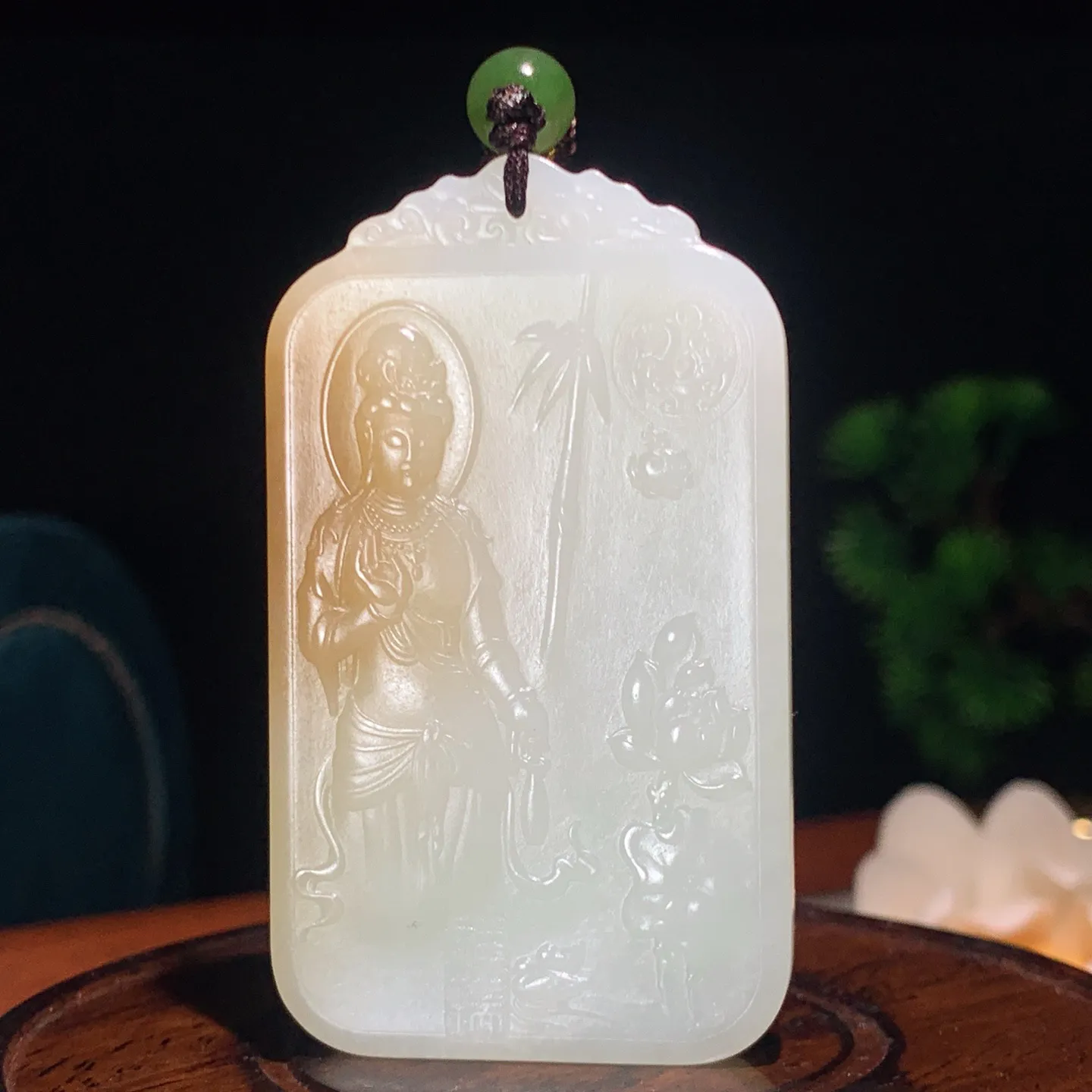 和田玉糖料站观音牌子挂件。尺寸65/38/8重50.5克。玉质细腻油润。手推出油。品相大气。lt25