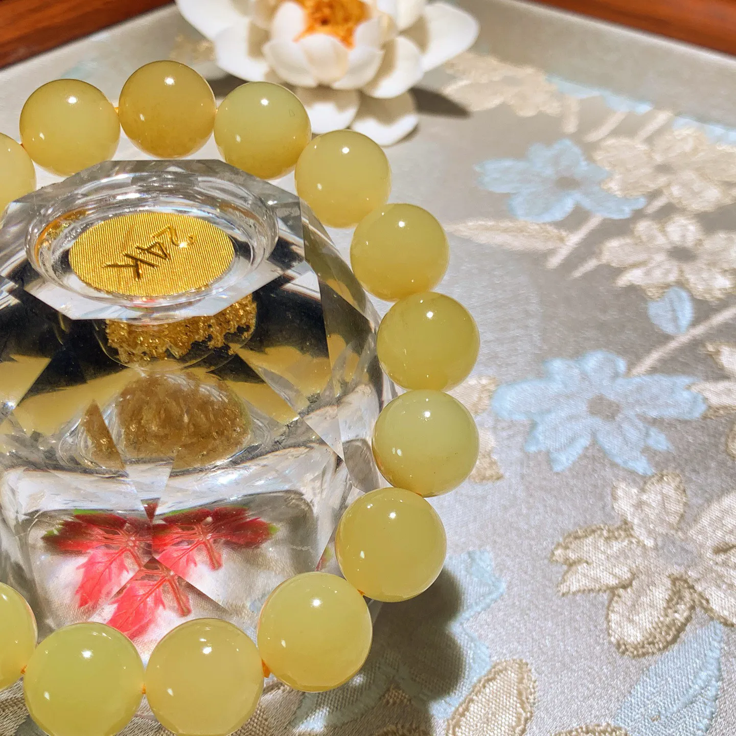 新疆和田玉若羌黄口料飘糖手串。单颗尺寸12重47.5克。玉质细腻油润。手推出油。品相大气。lt251220