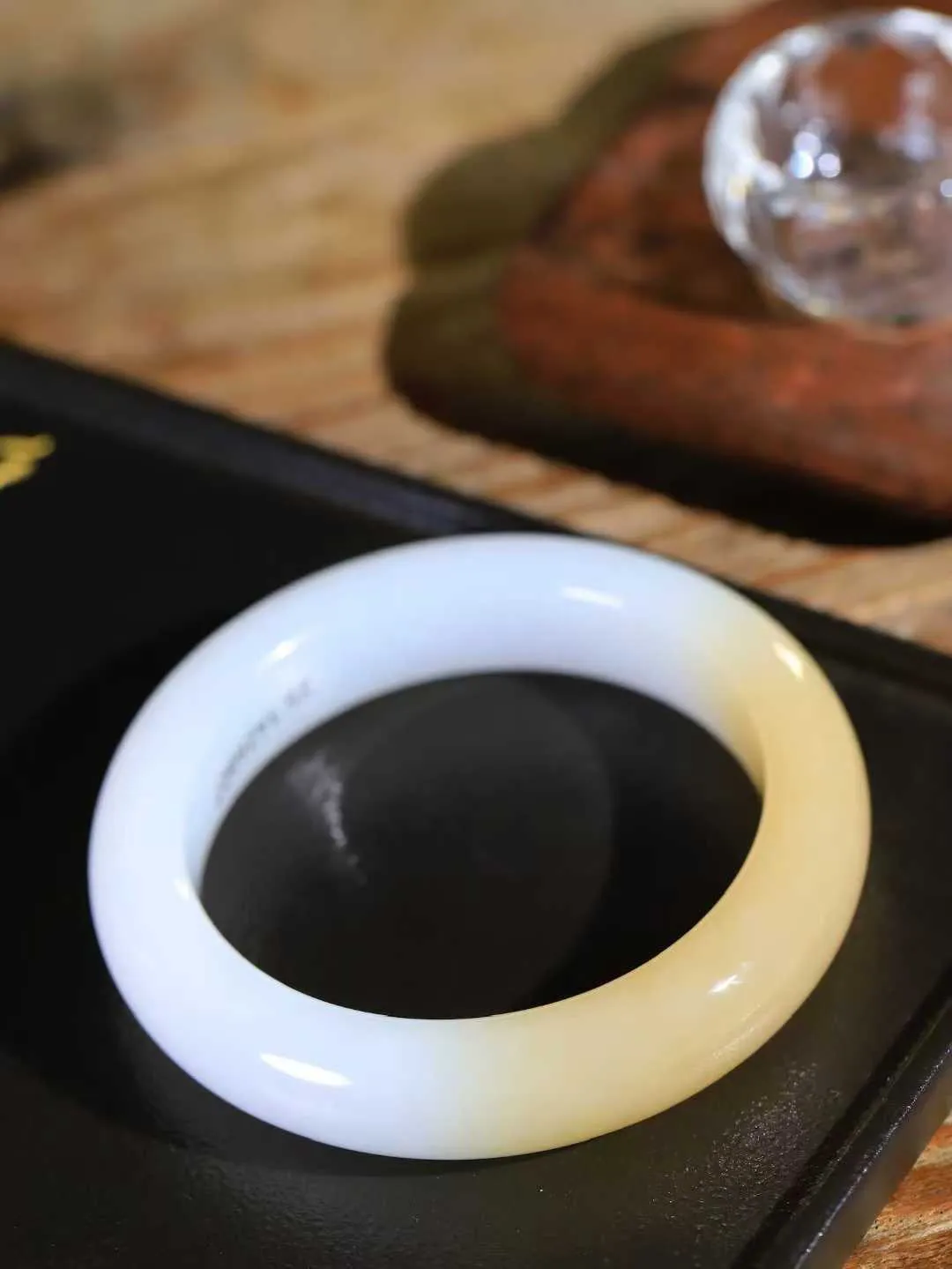 【柔情素语·手镯】

精品和田玉糖白玉手镯，玉质细腻温润，手感舒适，️线条流畅，简约大气，美自天成，佩戴于腕间，婉约之美，举手投足间透出那份低调奢华，醉人心扉。重96.7克 内径圈口60.5mm  尺寸15.6-11.2mm   FDA-551241900