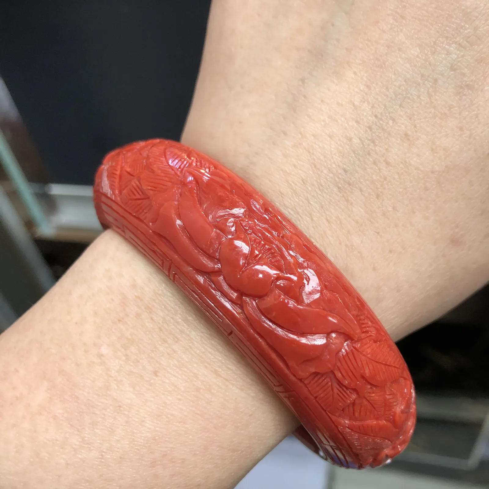 【橘红珊瑚花开手镯】经典老款，深雕花开富贵，精选意大利沙丁大料，釆用台湾先进拼接技术，不是粉压制造！上手效果霸气，圈口内径61mm,宽20.5mm,厚11.6mm!重量70.32克！寓意守着富贵人生，美好的幸福生活！