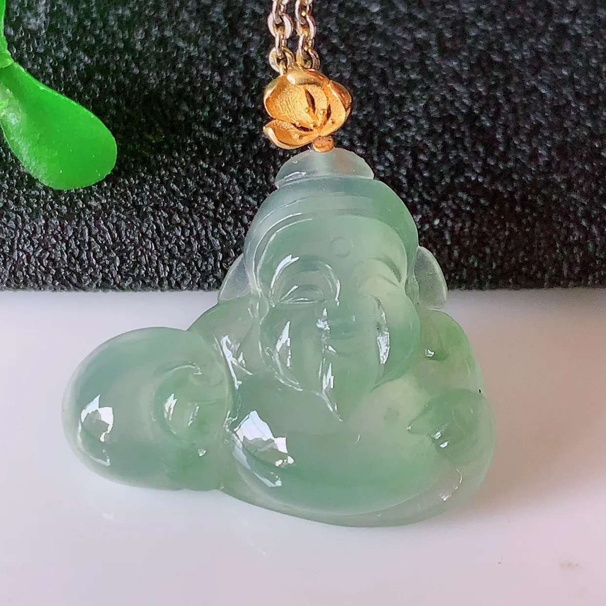 自然光实拍，18K金镶嵌冰种翡翠招财财神爷吊坠，财神到你家里来，年年月月发大财，形态极为讨喜，佩戴效果招财迷人#1.18整体23裸石22*18*5.2