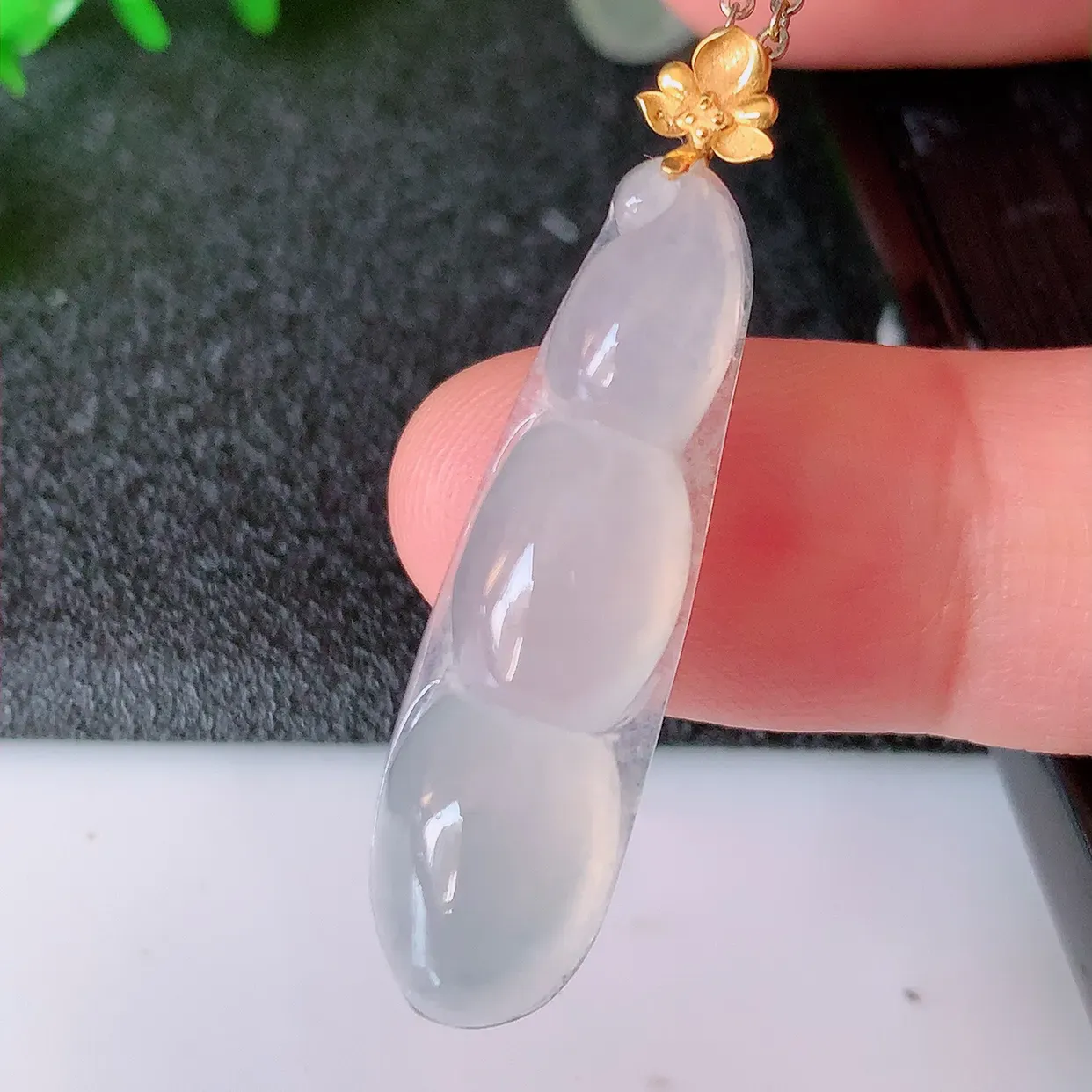 18K金镶嵌冰种翡翠四季豆吊坠，平安豆福豆玉坠，冰润通透，豆粒饱满，寓意：豆蔻年华！#41.18整体