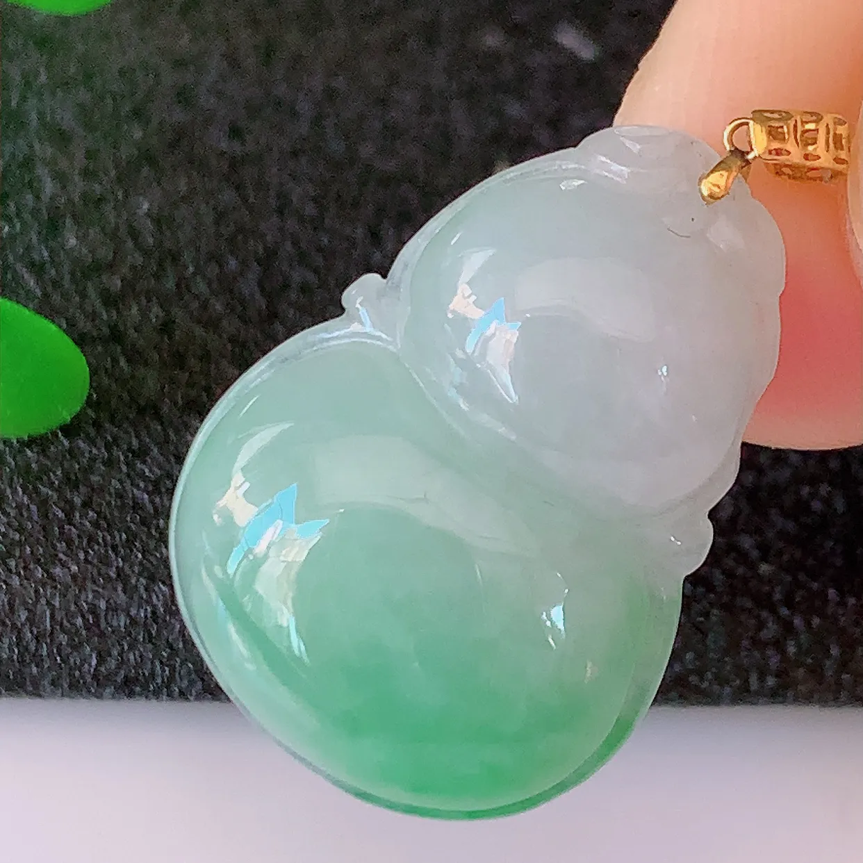 18K金镶嵌冰润飘绿翡翠葫芦吊坠，葫芦寓意福禄双全，财源滚滚，品佳品， 佩戴效果优雅迷人！#49.16