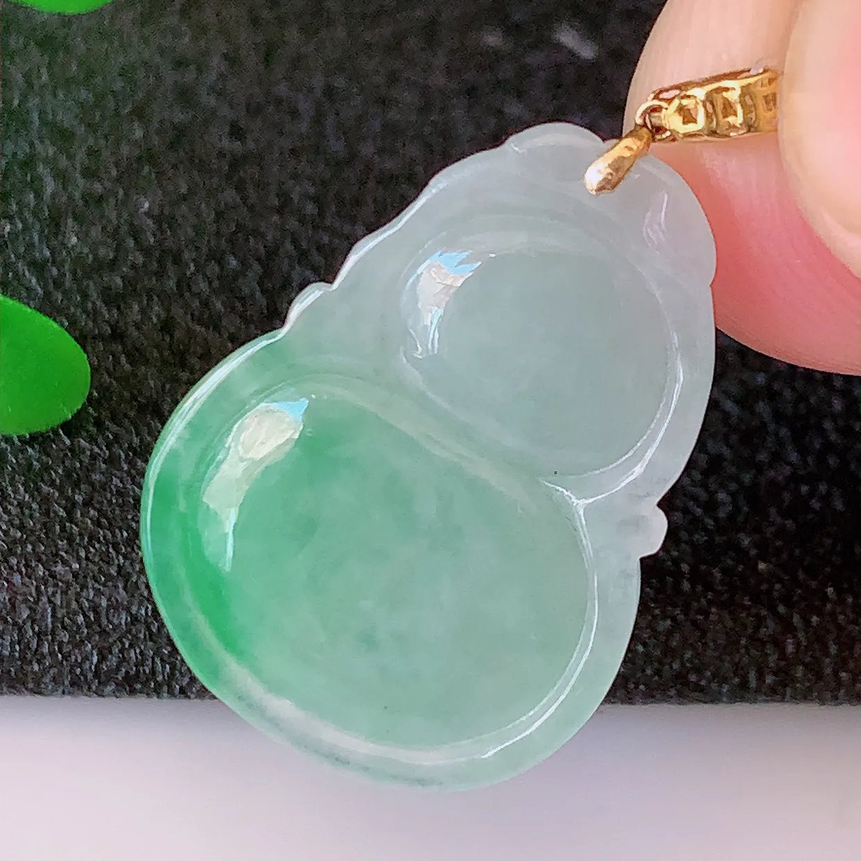 18K金镶嵌冰润飘绿翡翠葫芦吊坠，葫芦寓意福禄双全，财源滚滚，品佳品， 佩戴效果优雅迷人！#49.16