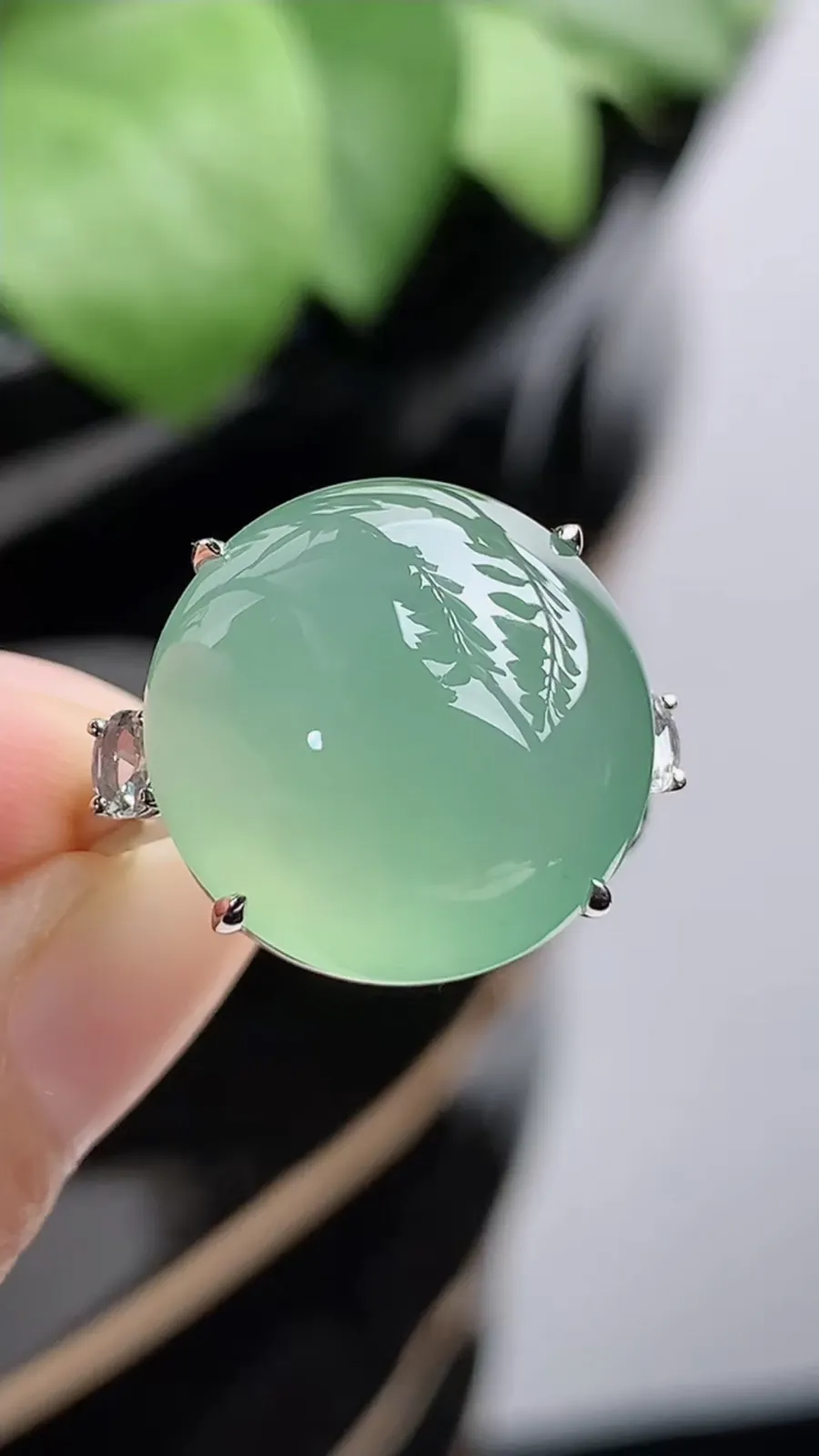 a货翡翠冰种18K金伴钻镶嵌甜绿蛋面戒指 圈口18裸石尺寸16mm 重量7.15g 1216