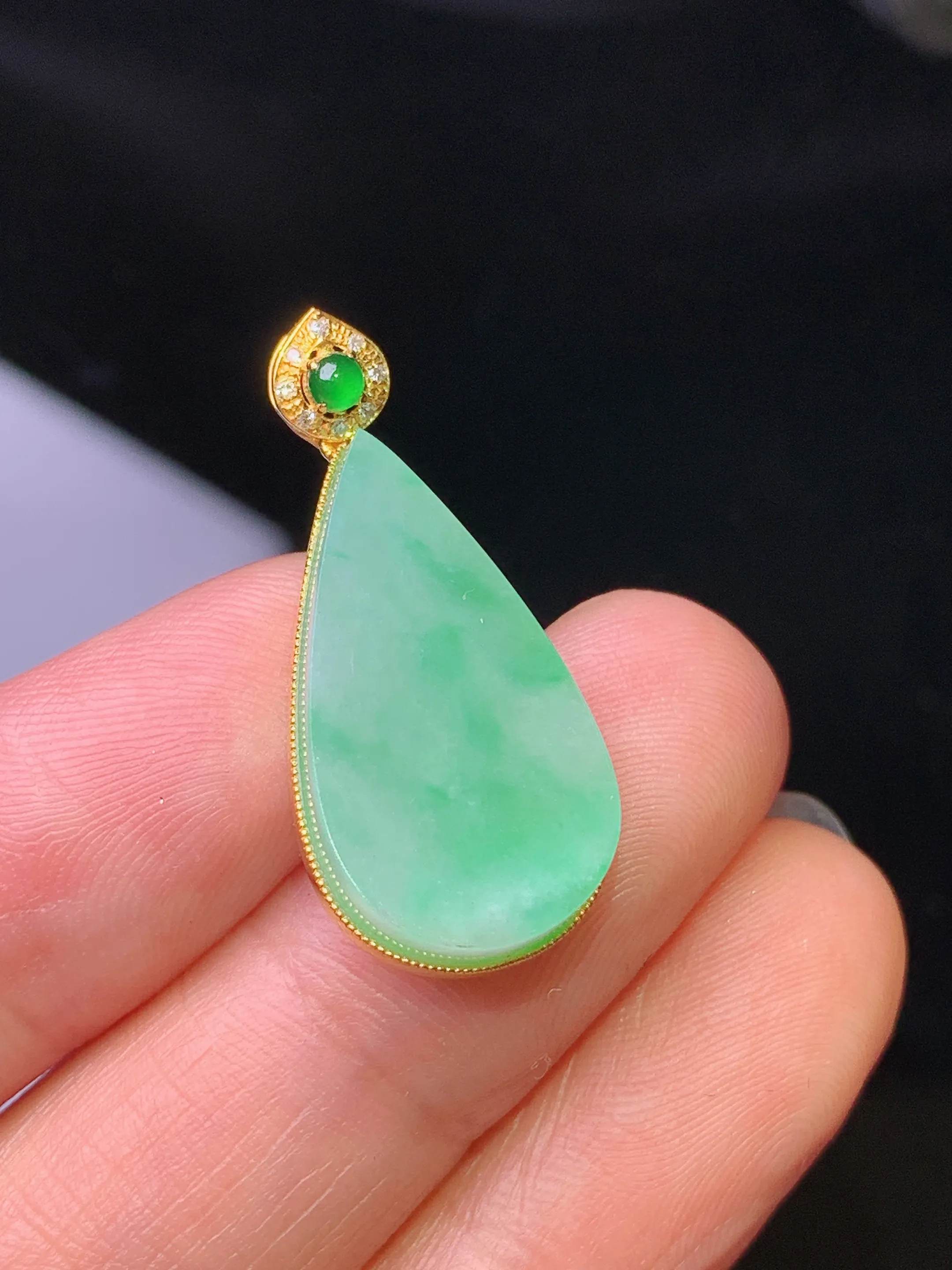 18k金钻镶嵌飘绿水滴吊坠 玉质细腻 色泽清新艳丽 整体尺寸28.5*12.6*4