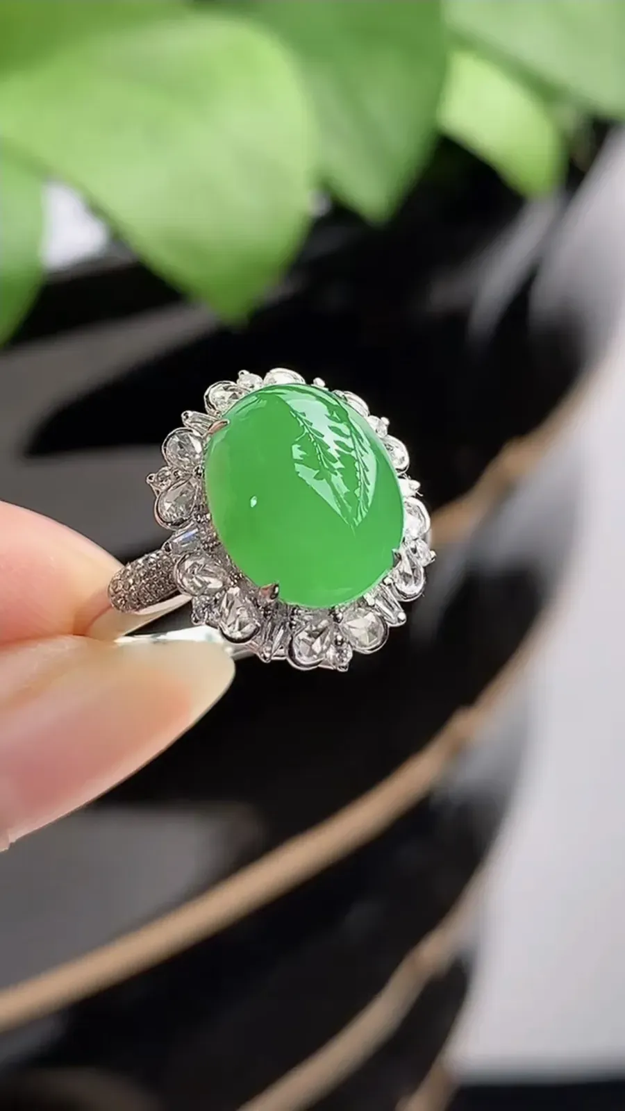 a货翡翠冰种18K金伴钻镶嵌阳绿蛋面戒指 圈口17.8裸石尺寸11.2×9mm 重量3.92g 1217